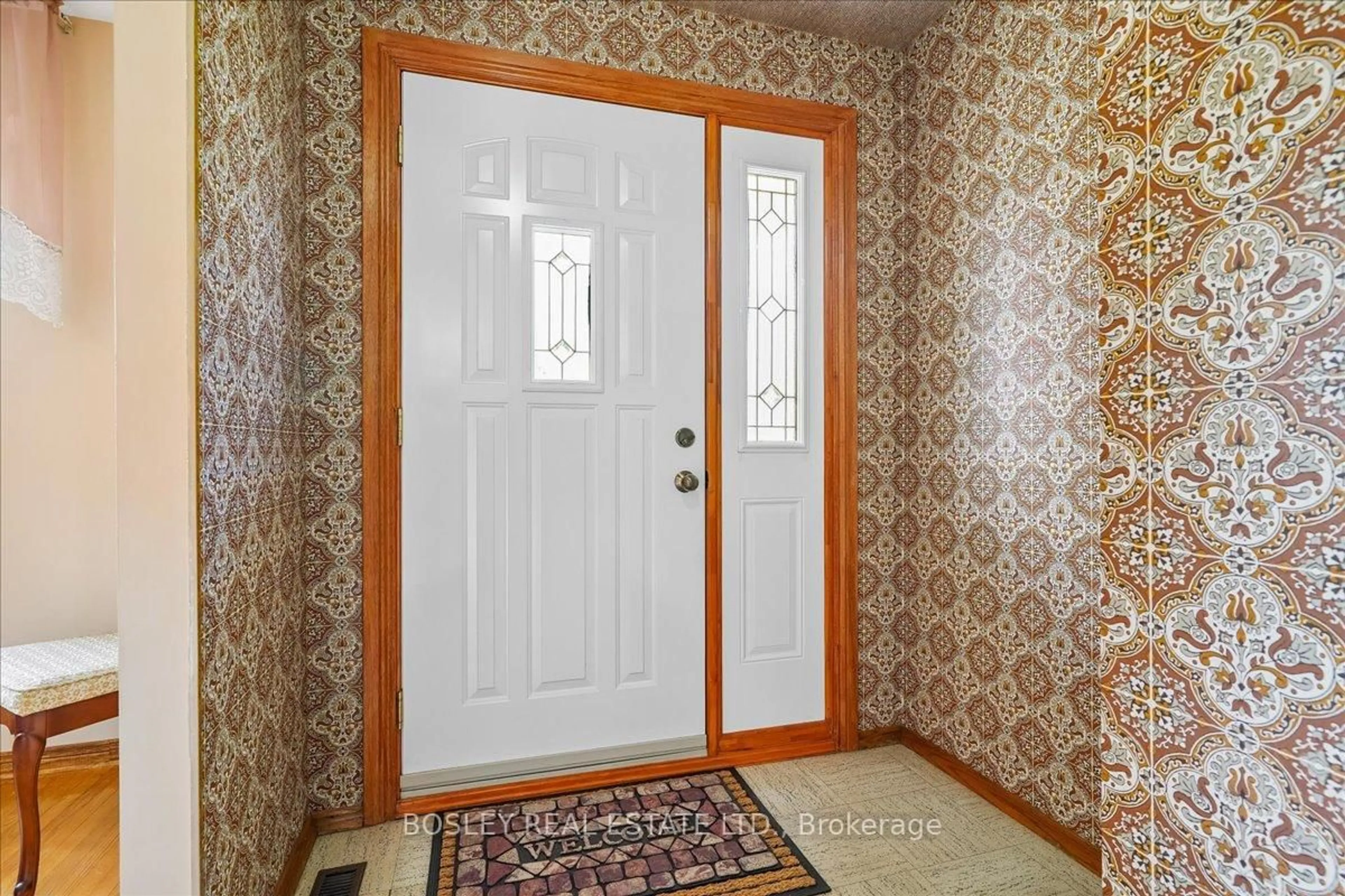 Indoor entryway for 809 Hillcrest Rd, Pickering Ontario L1W 2P5