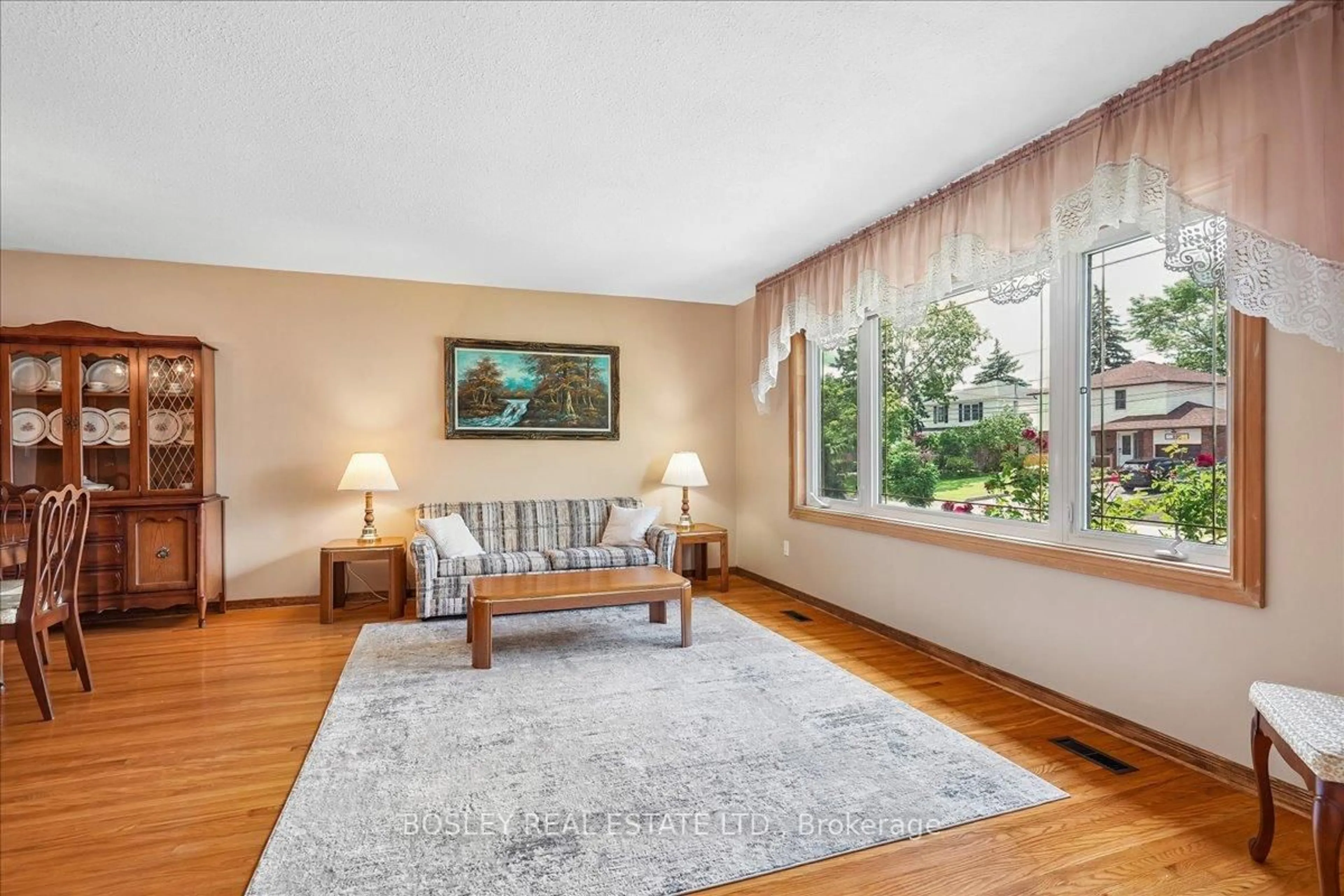 Living room with furniture, unknown for 809 Hillcrest Rd, Pickering Ontario L1W 2P5