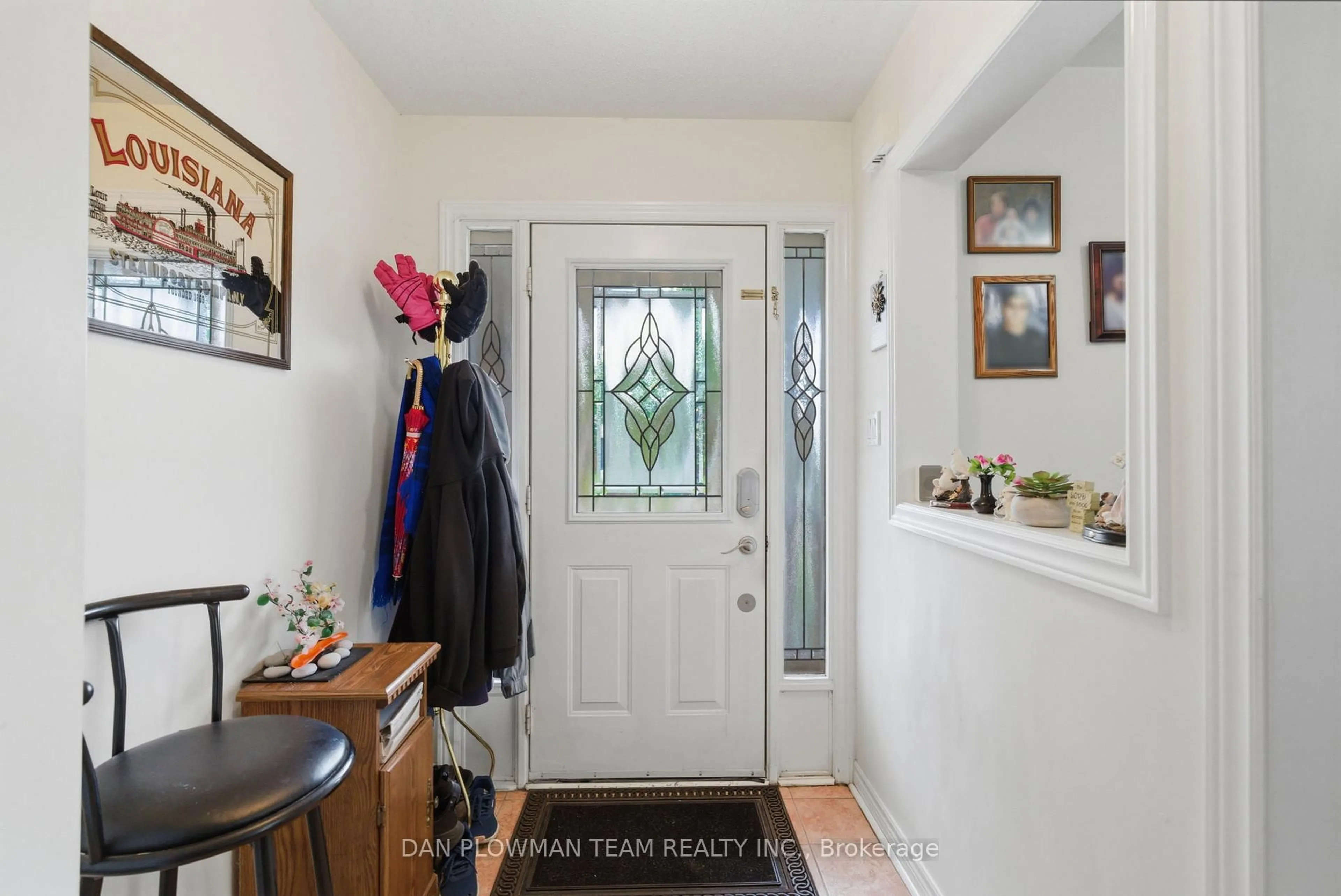 Indoor entryway for 229 Huntington Cres, Clarington Ontario L1E 3J5