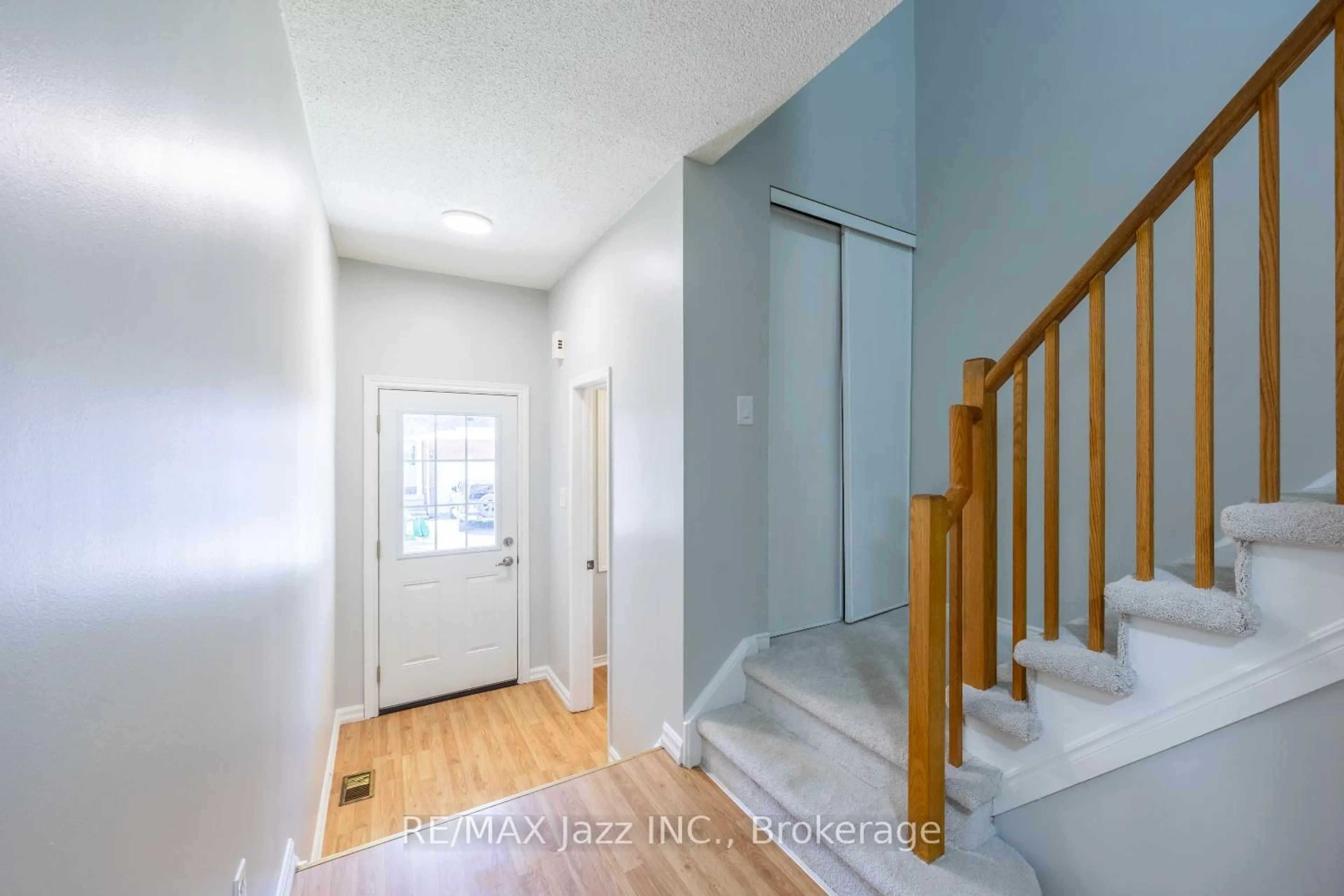 Indoor entryway for 10 Bassett Blvd #14, Whitby Ontario L1N 9C3