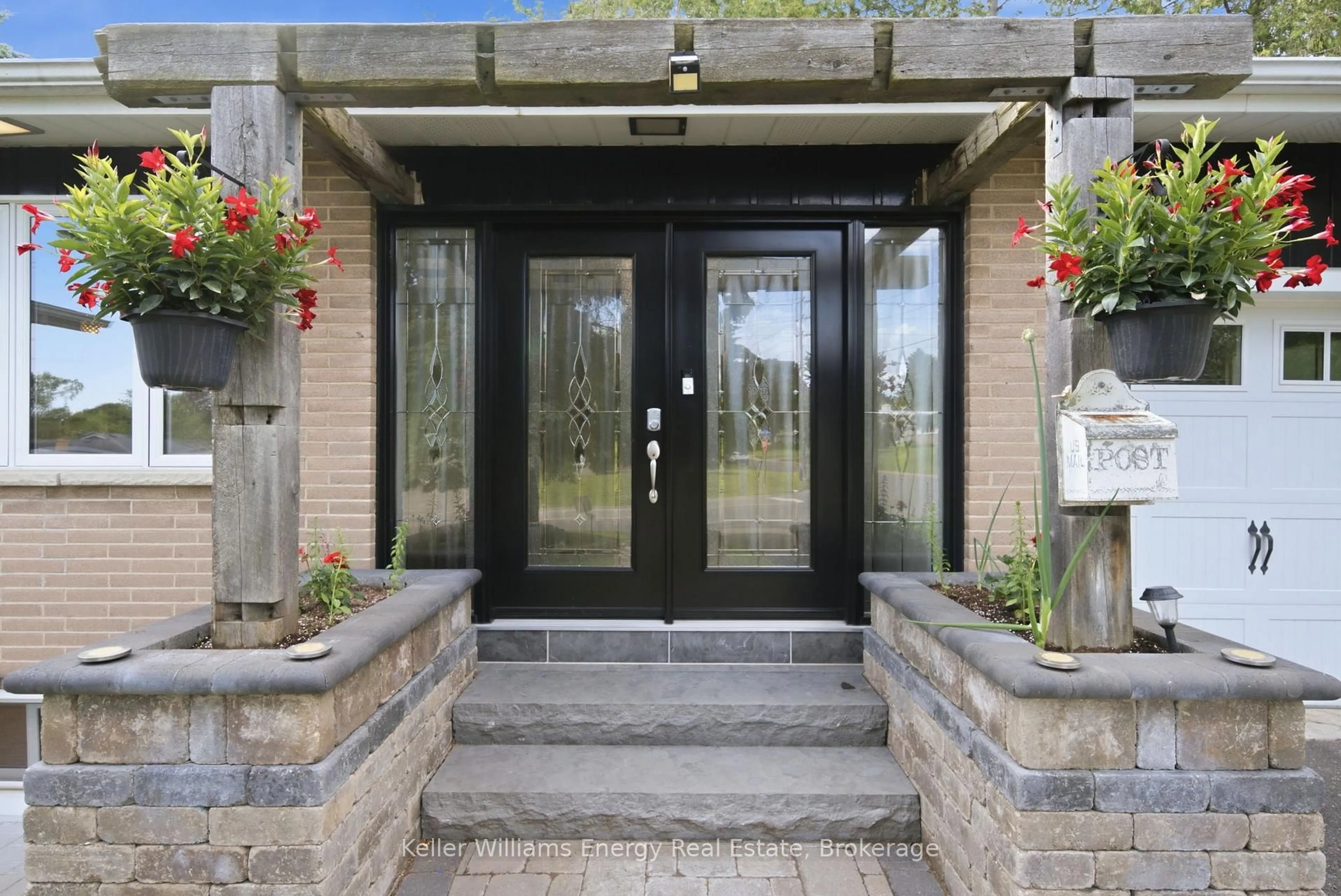Indoor entryway for 1010 Regent Dr, Oshawa Ontario L1G 1J5