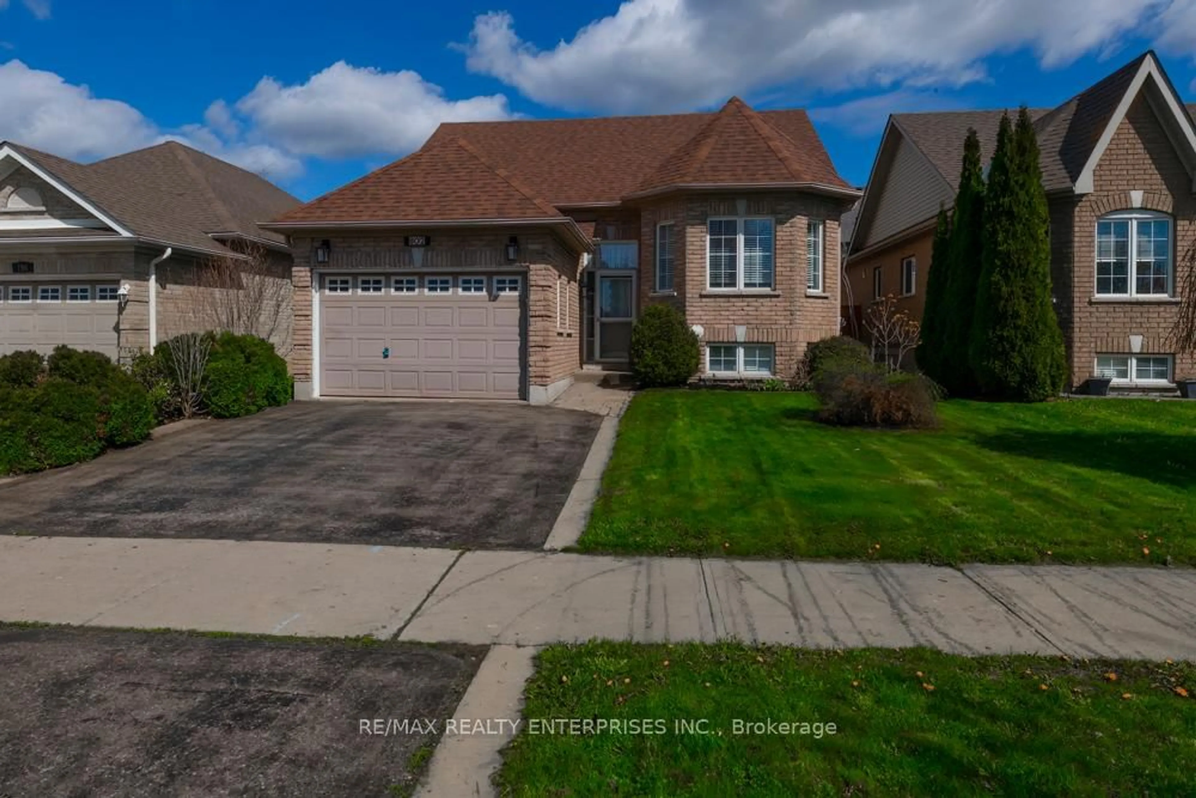 A pic from outside/outdoor area/front of a property/back of a property/a pic from drone, street for 802 Coldstream Dr, Oshawa Ontario L1K 2Z3