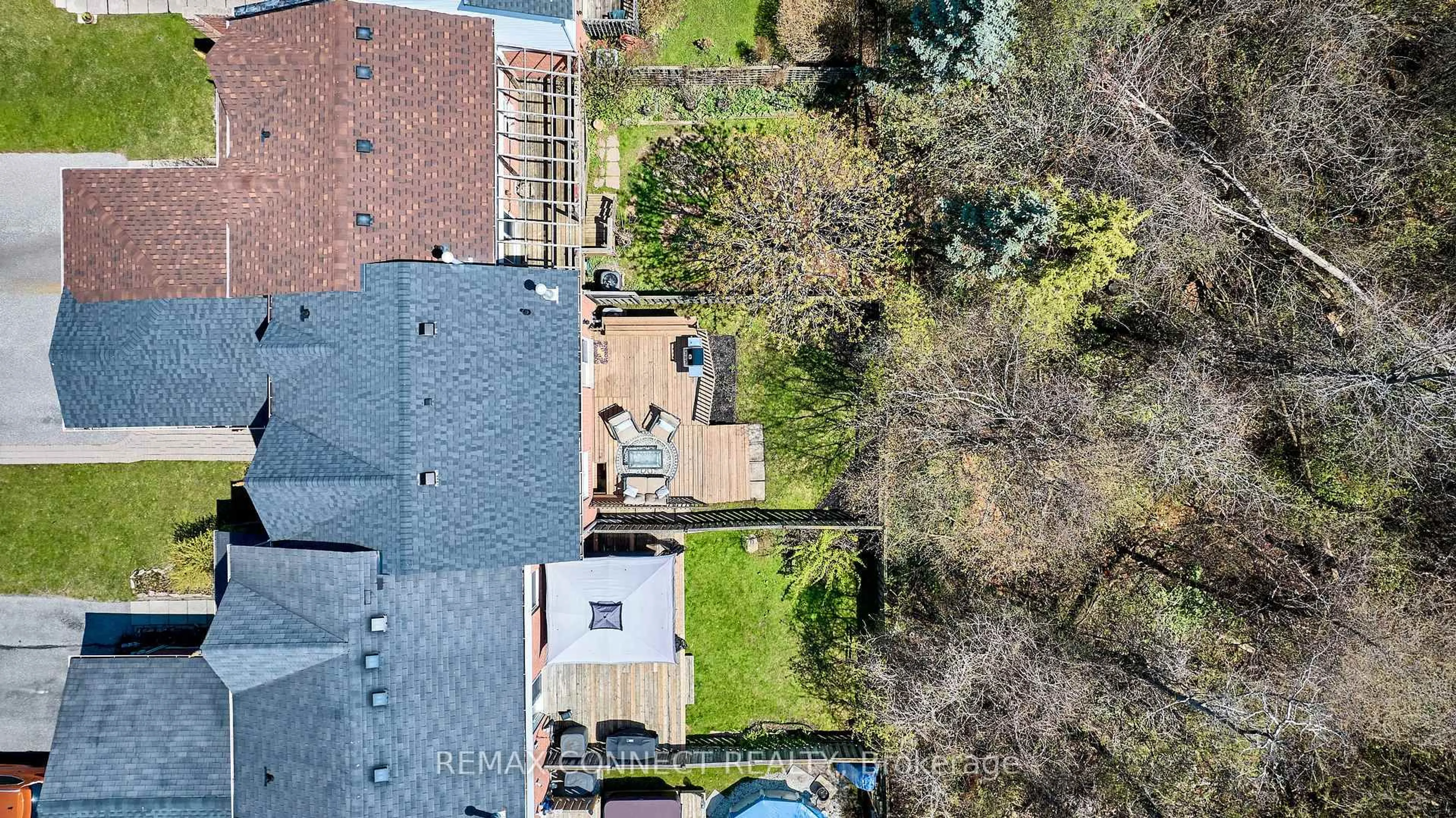 A pic from outside/outdoor area/front of a property/back of a property/a pic from drone, city buildings view from balcony for 72 Stuart Rd, Clarington Ontario L1E 1Y9
