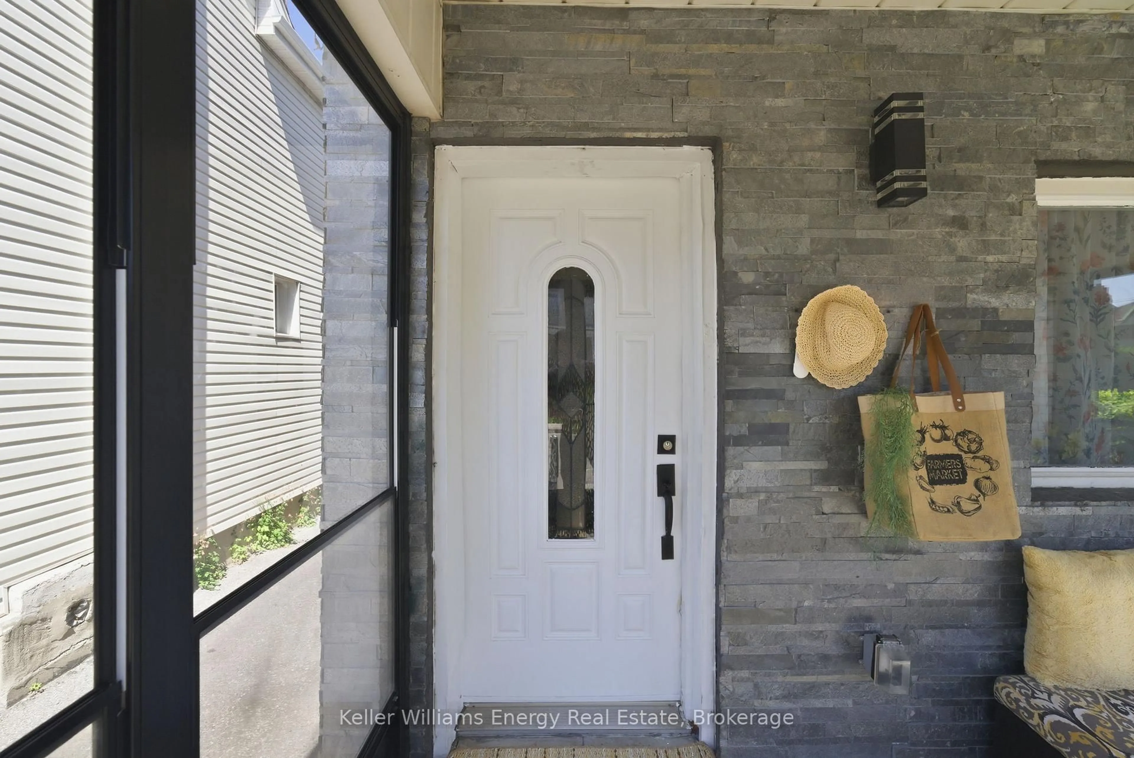 Indoor entryway for 327 Albert St, Oshawa Ontario L1H 4S2