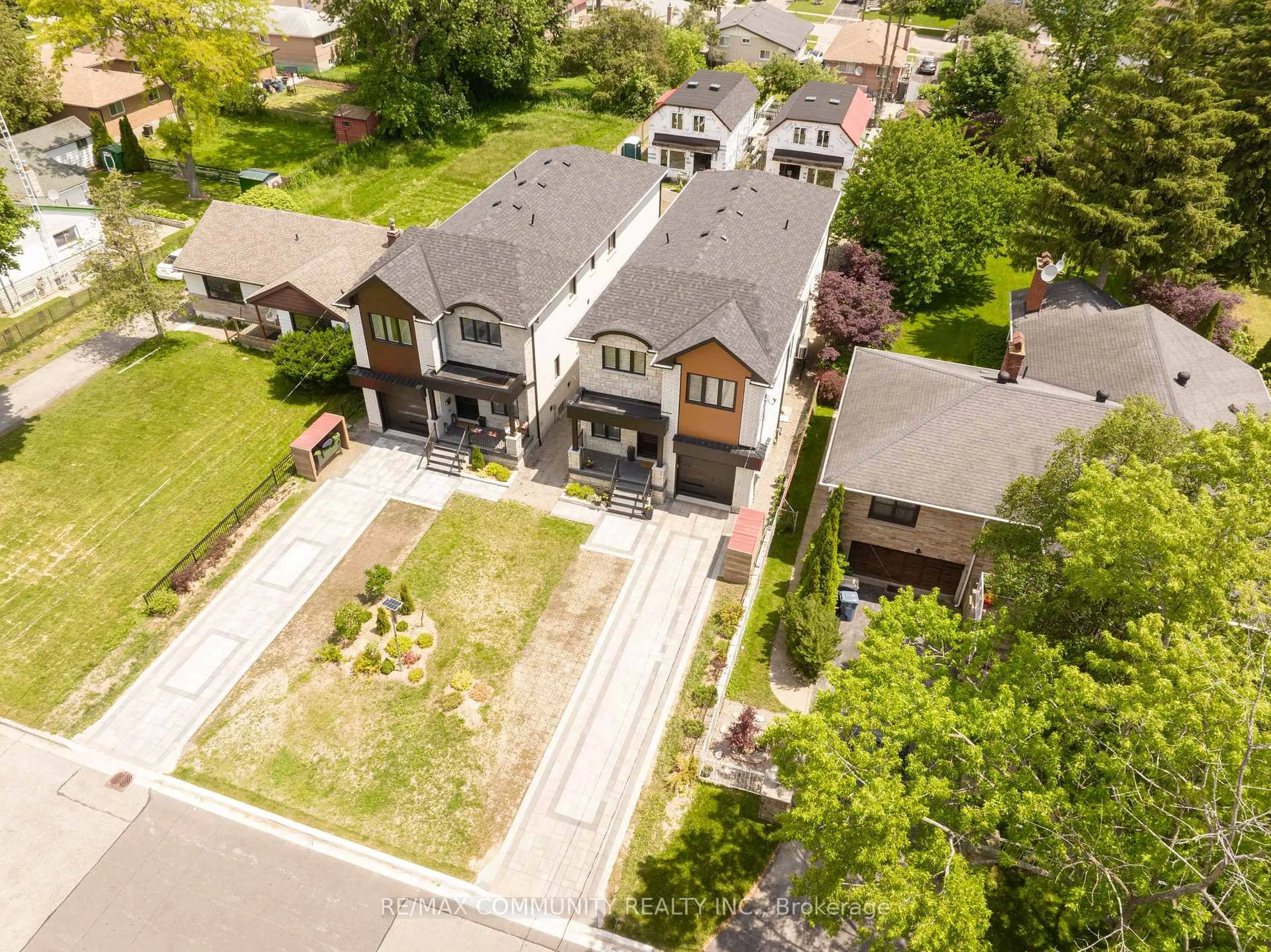 A pic from outside/outdoor area/front of a property/back of a property/a pic from drone, street for 75A Kitchener Rd, Toronto Ontario M1E 2X6