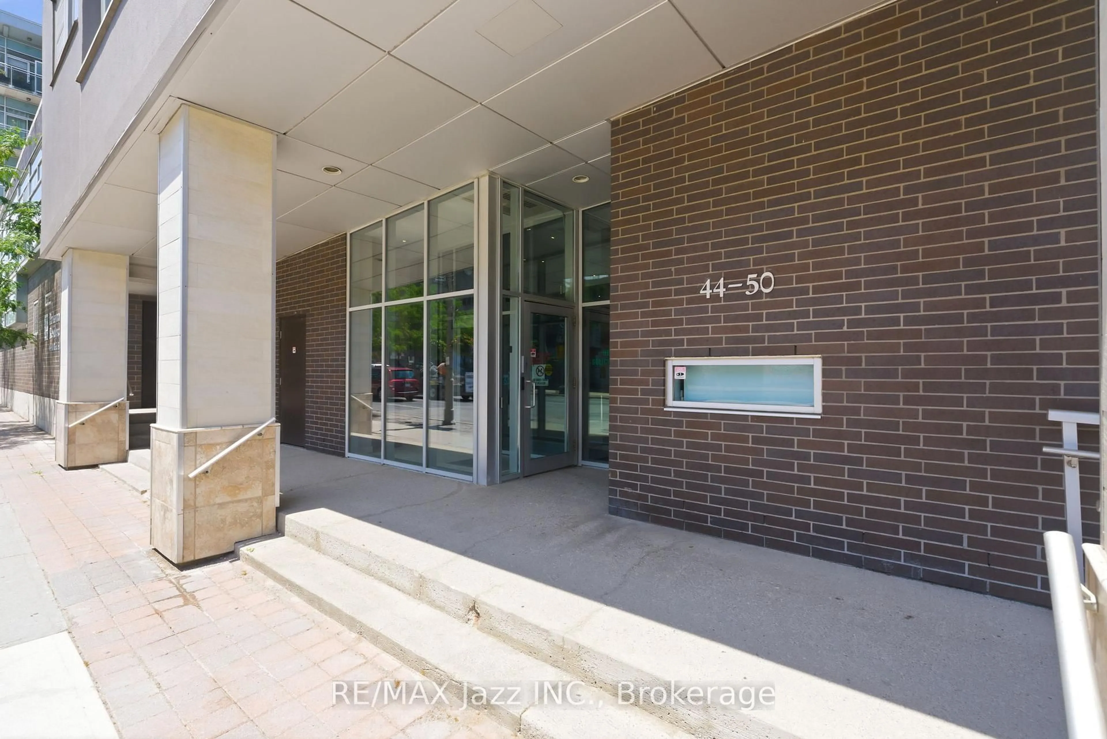 Indoor foyer for 44 Bond St #102, Oshawa Ontario L1G 6R2