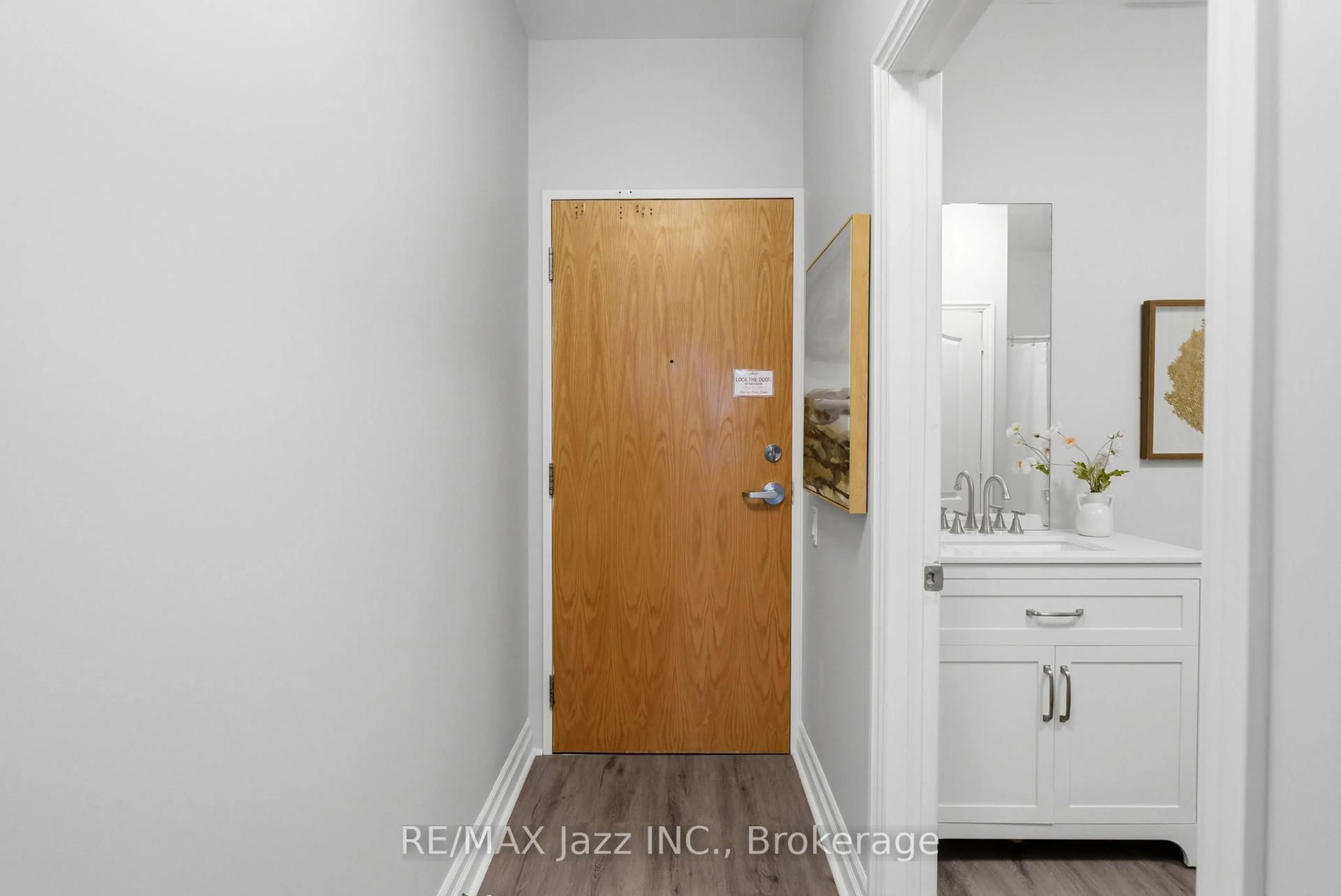 Indoor entryway for 44 Bond St #102, Oshawa Ontario L1G 6R2