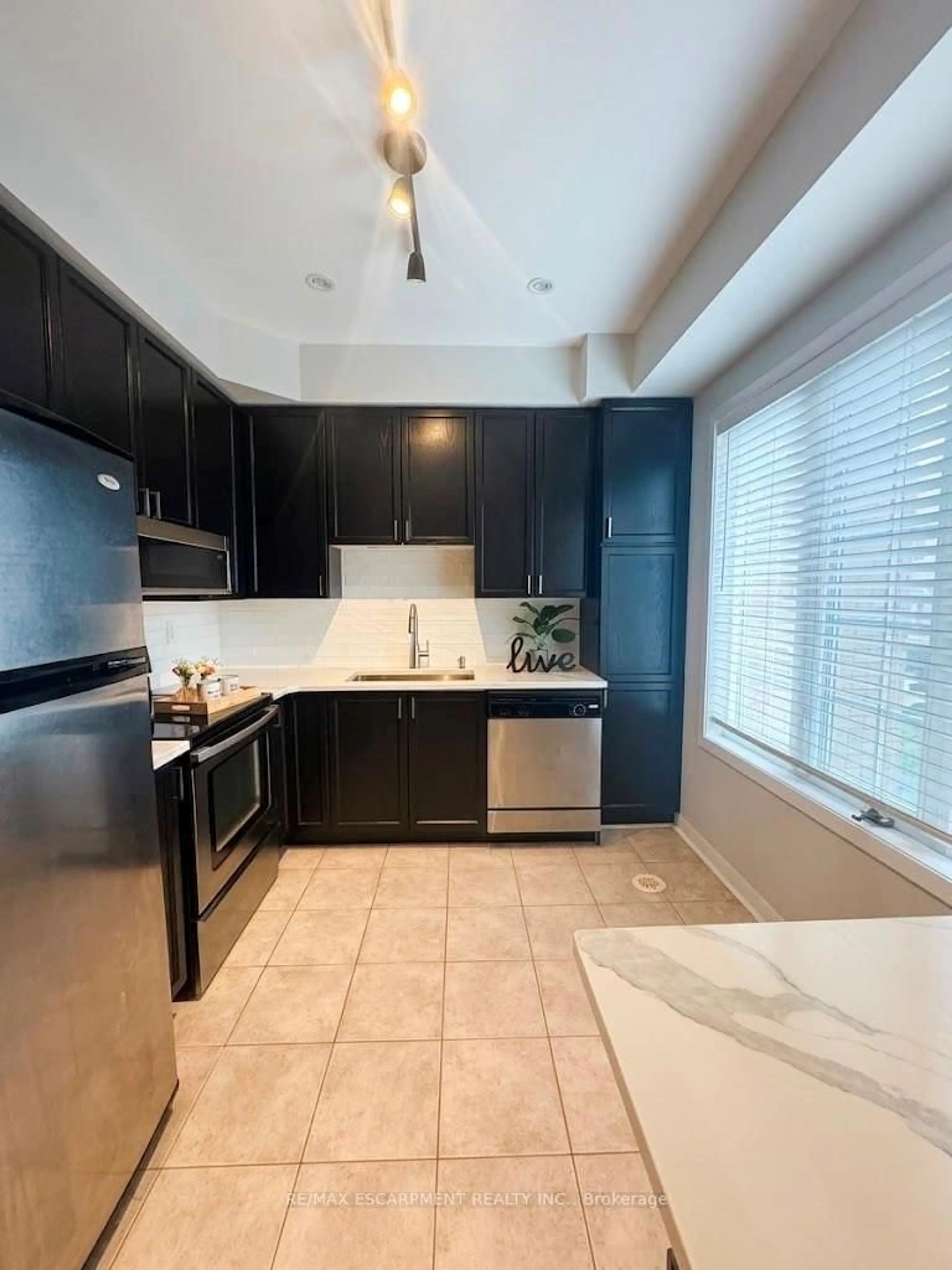 Open concept kitchen, ceramic/tile floor for 1250 St Martins Dr #108, Pickering Ontario L1W 0A2