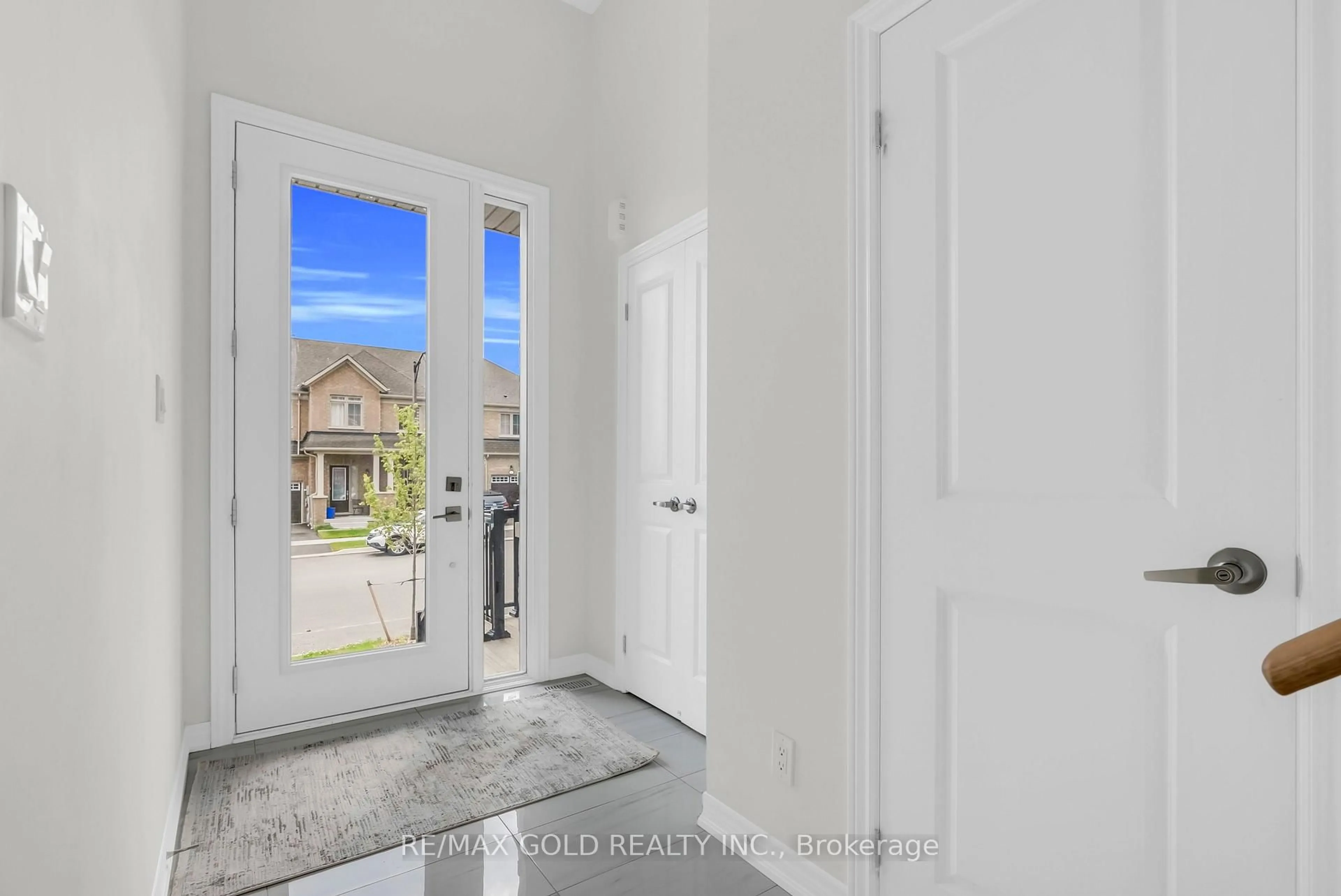 Indoor entryway for 2007 Verne Bowen St, Oshawa Ontario L1L 0S1