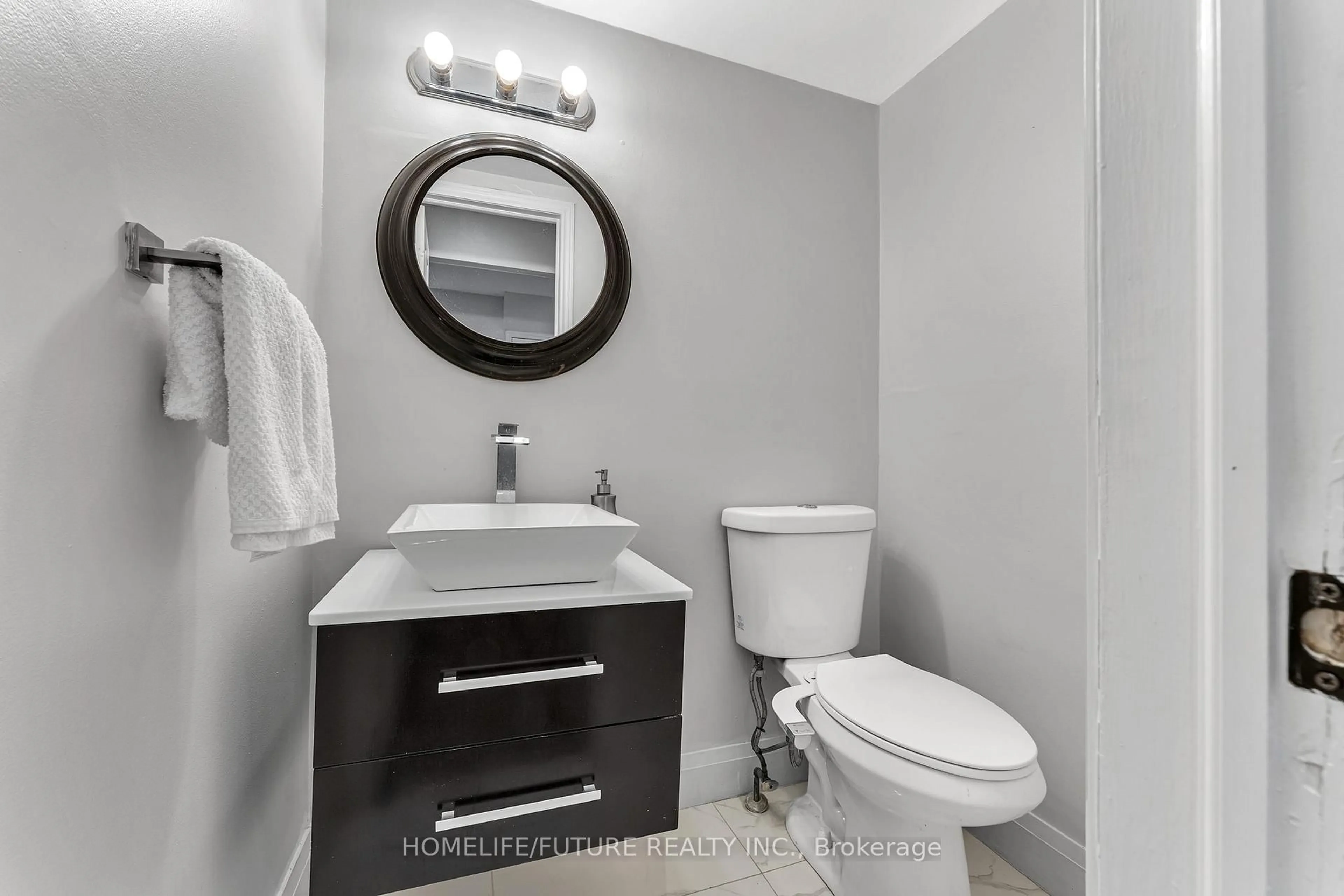 Standard bathroom, ceramic/tile floor for 1600 Melman St, Pickering Ontario L1X 2E7