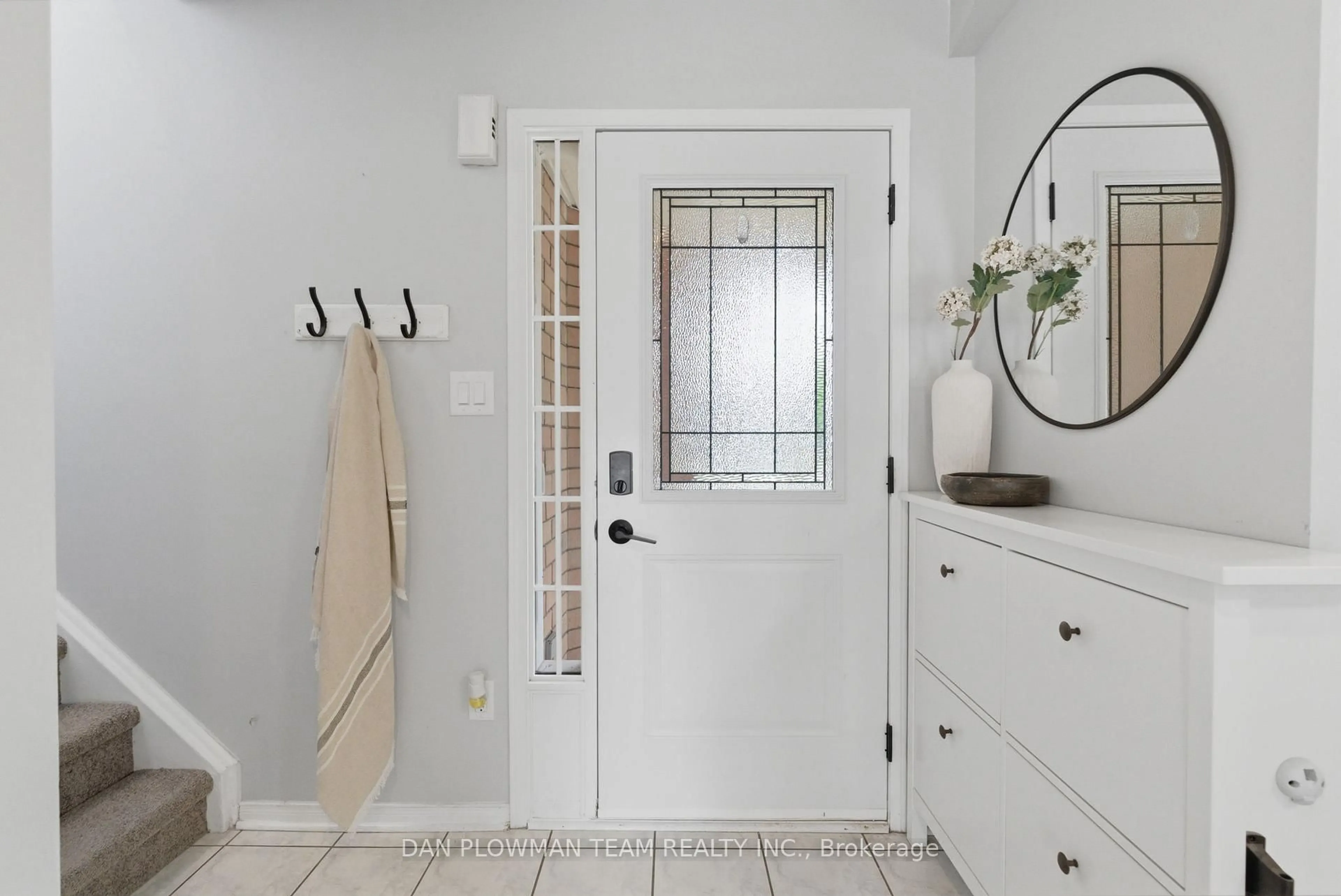 Indoor entryway for 73 Cecil Found Cres, Clarington Ontario L1E 2W1
