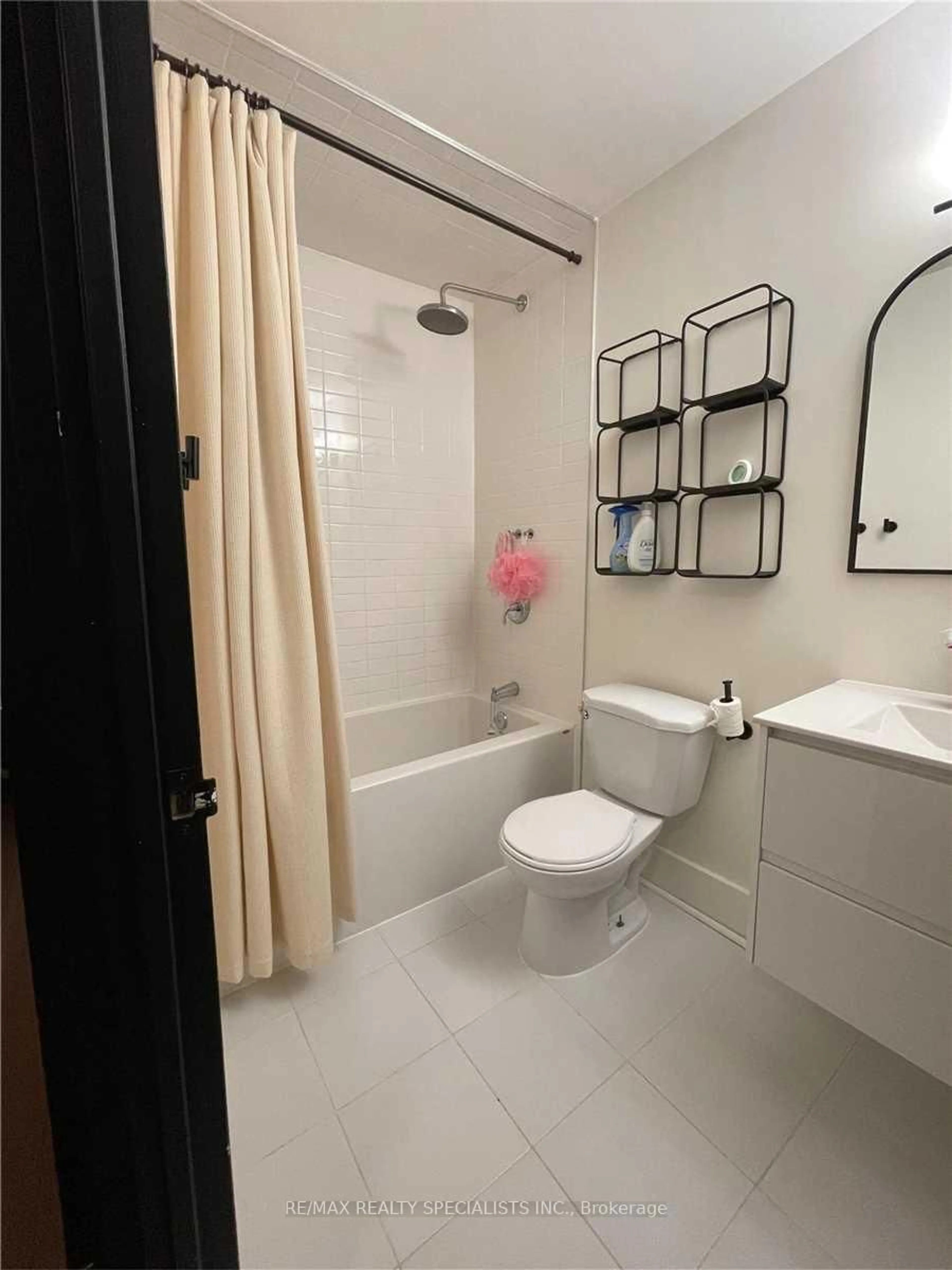 Standard bathroom, ceramic/tile floor for 55 Bamburgh Circ #113, Toronto Ontario M1W 3V4