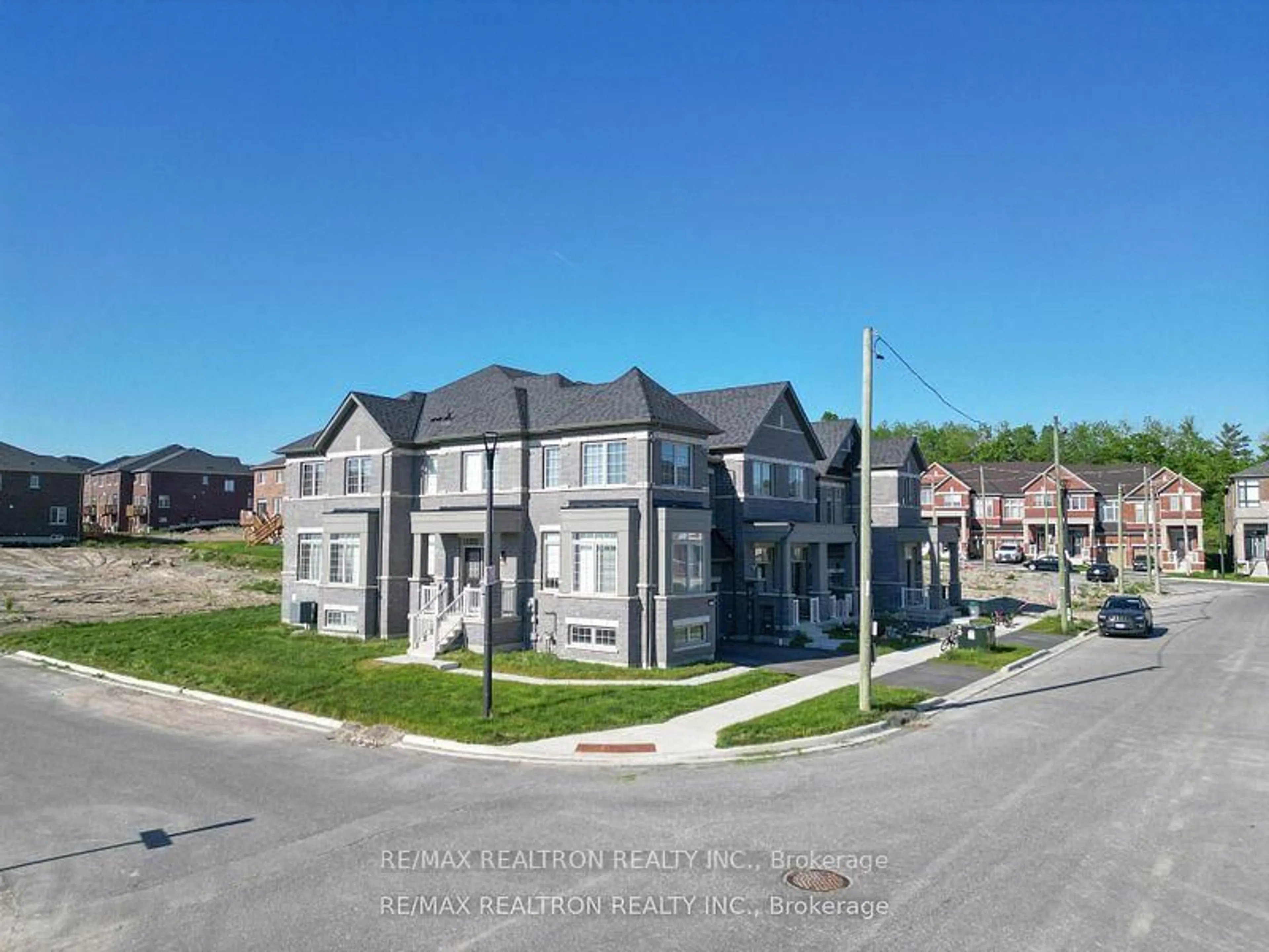 A pic from outside/outdoor area/front of a property/back of a property/a pic from drone, unknown for 988 Grosbeak Tr, Pickering Ontario L1X 0P6