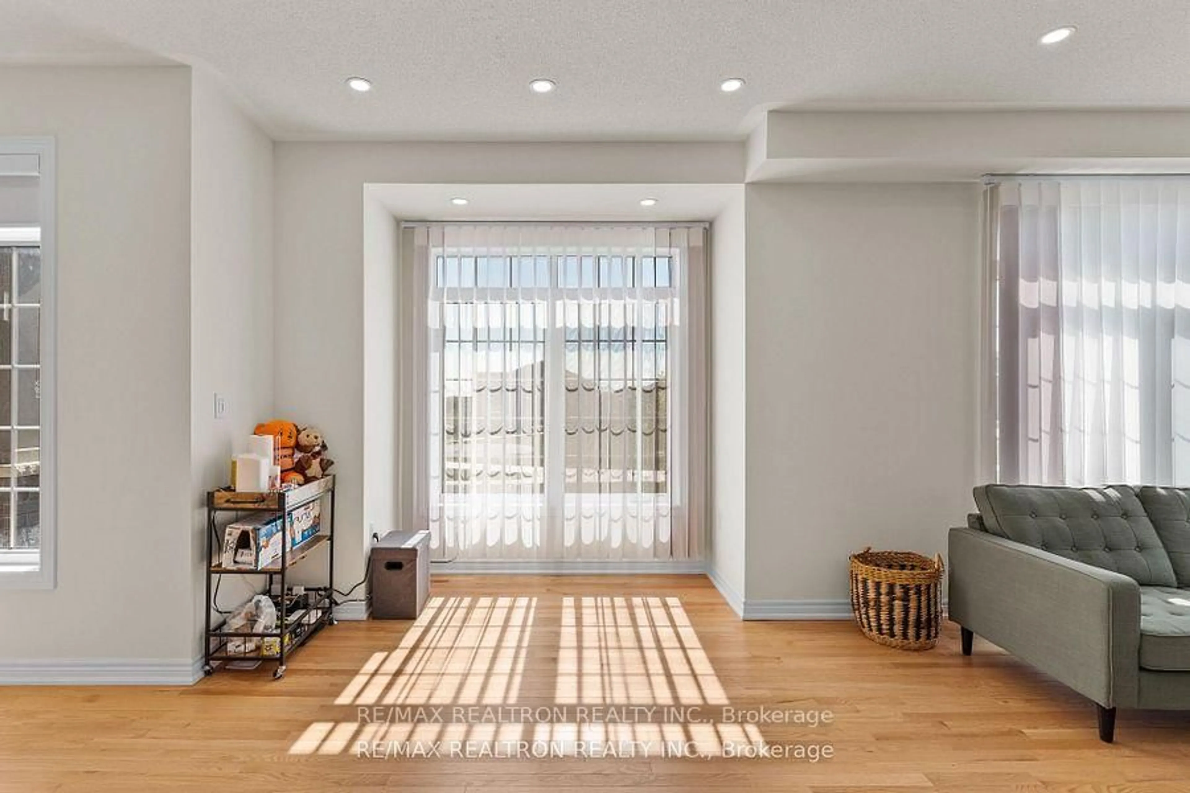 Indoor entryway for 988 Grosbeak Tr, Pickering Ontario L1X 0P6