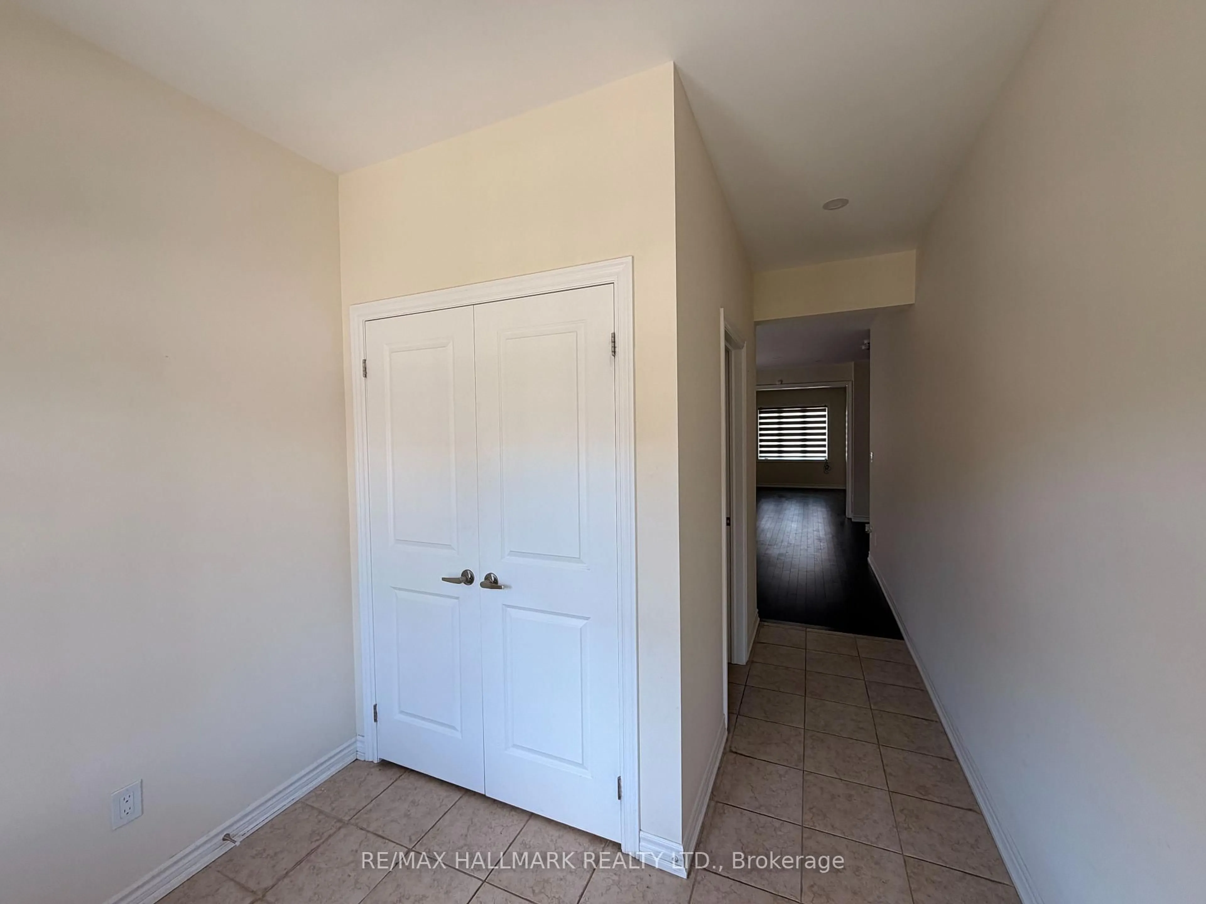 Indoor entryway for 20 Bertram Gate, Whitby Ontario L1N 9Y6