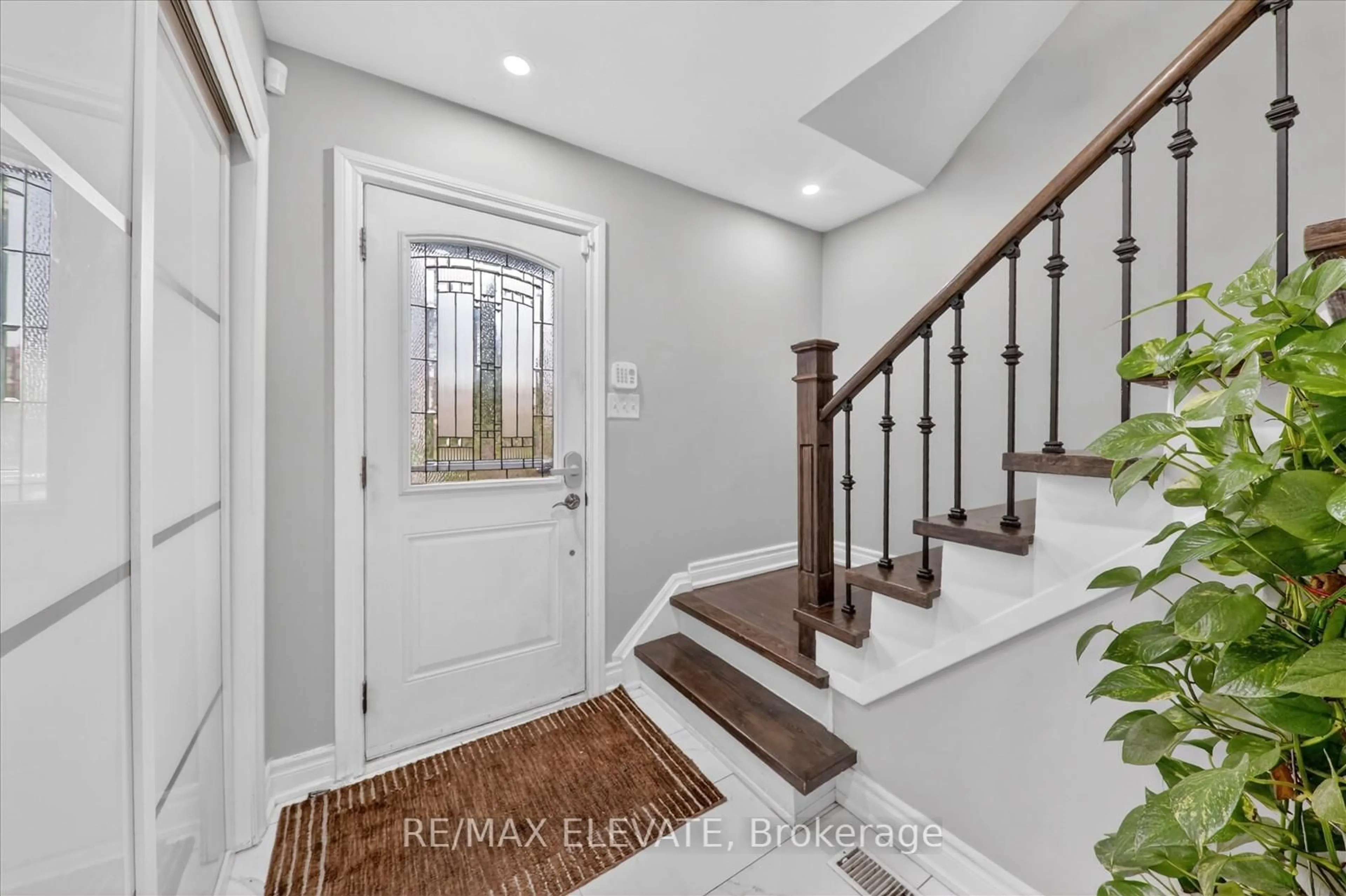 Indoor entryway for 25 Stockbridge Cres, Ajax Ontario L1T 2H2
