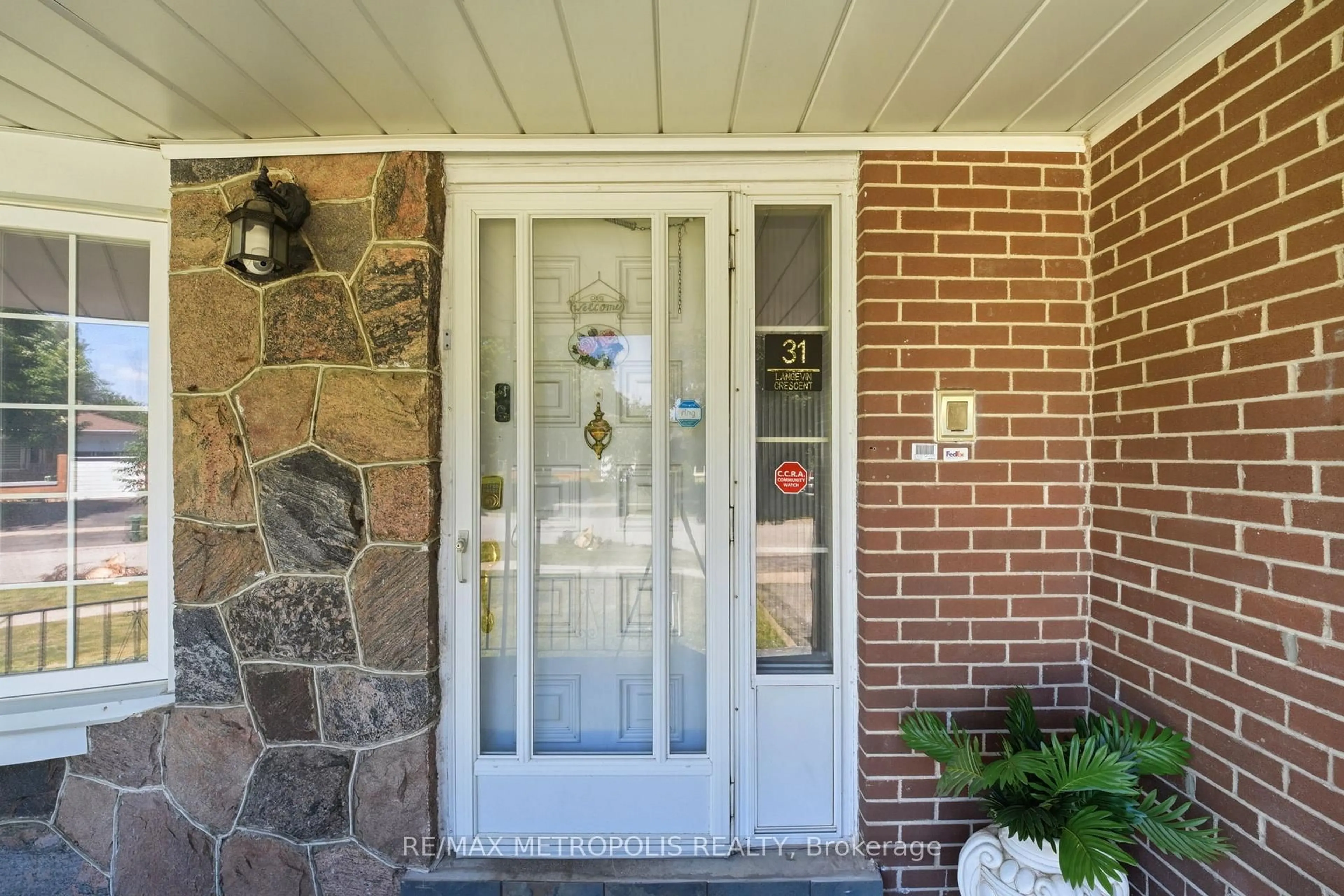Indoor entryway for 31 Langevin Cres, Toronto Ontario M1C 2B8