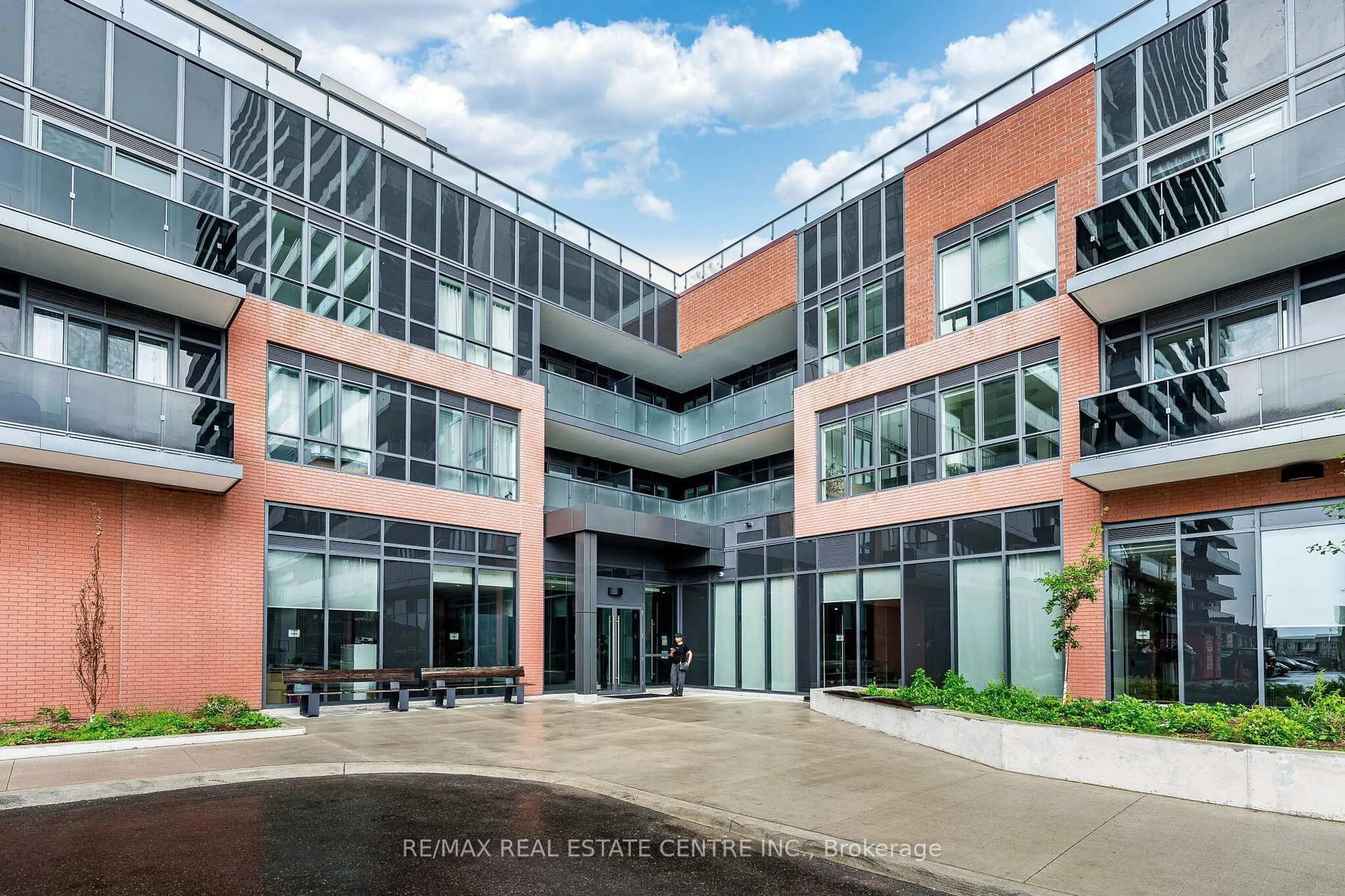 Indoor foyer for 2545 Simcoe St N #2401, Oshawa Ontario L1L 0W3