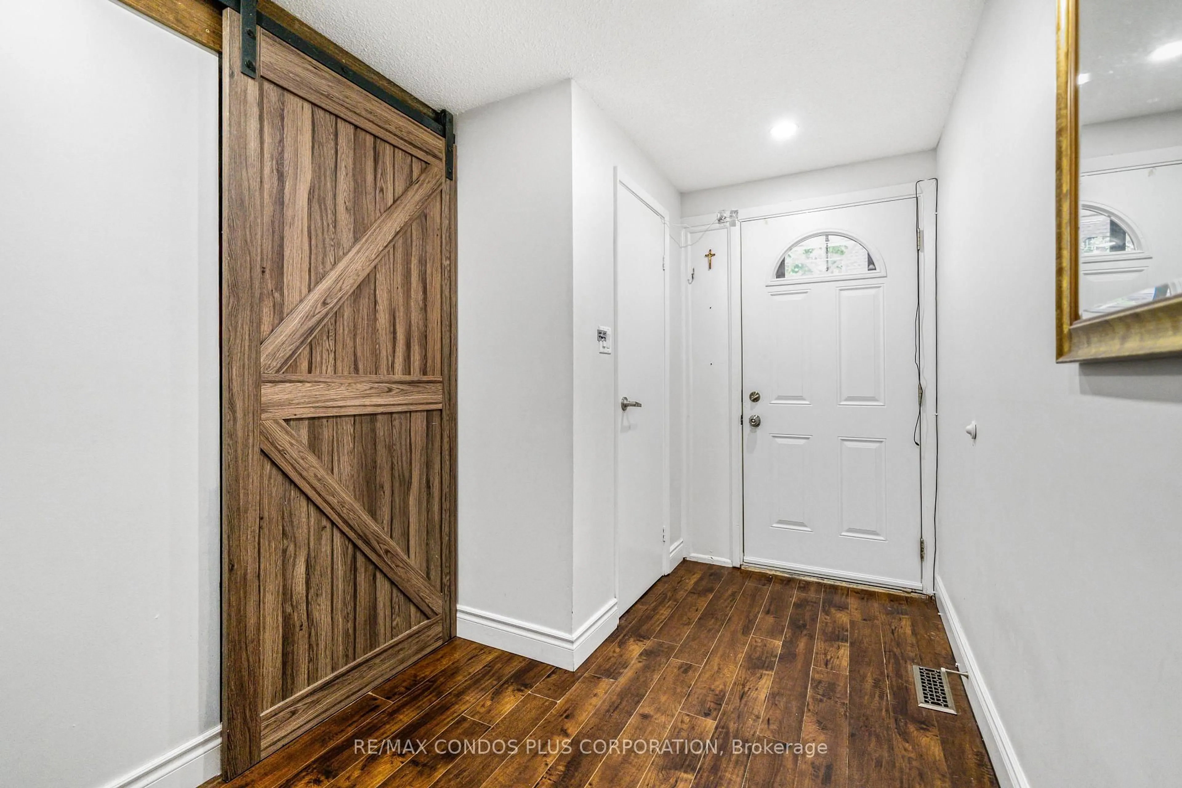 Indoor entryway for 222 Pearson St #39, Oshawa Ontario L1G 7C6