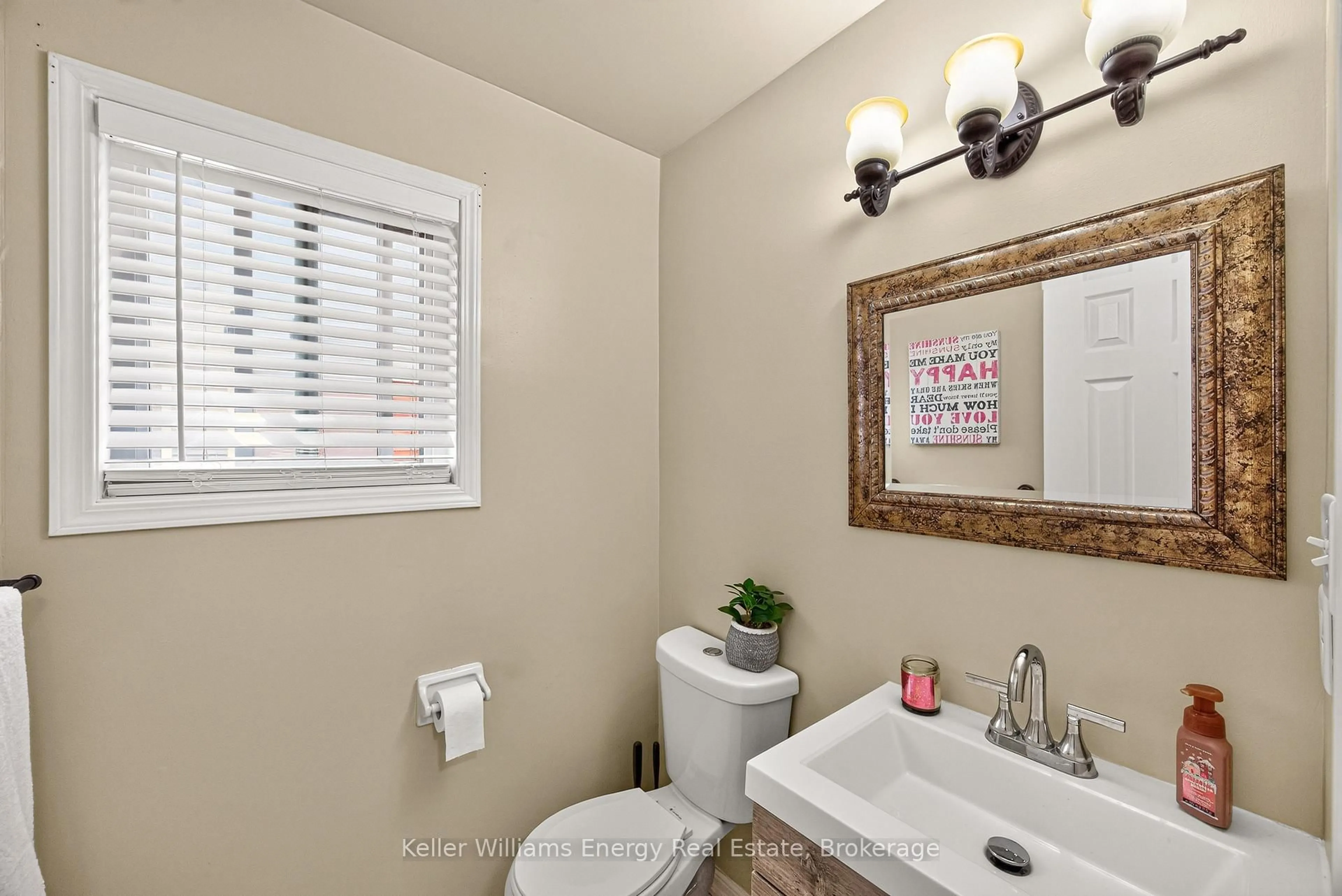 Standard bathroom, ceramic/tile floor for 4 Holman Crt, Whitby Ontario L1P 1W9