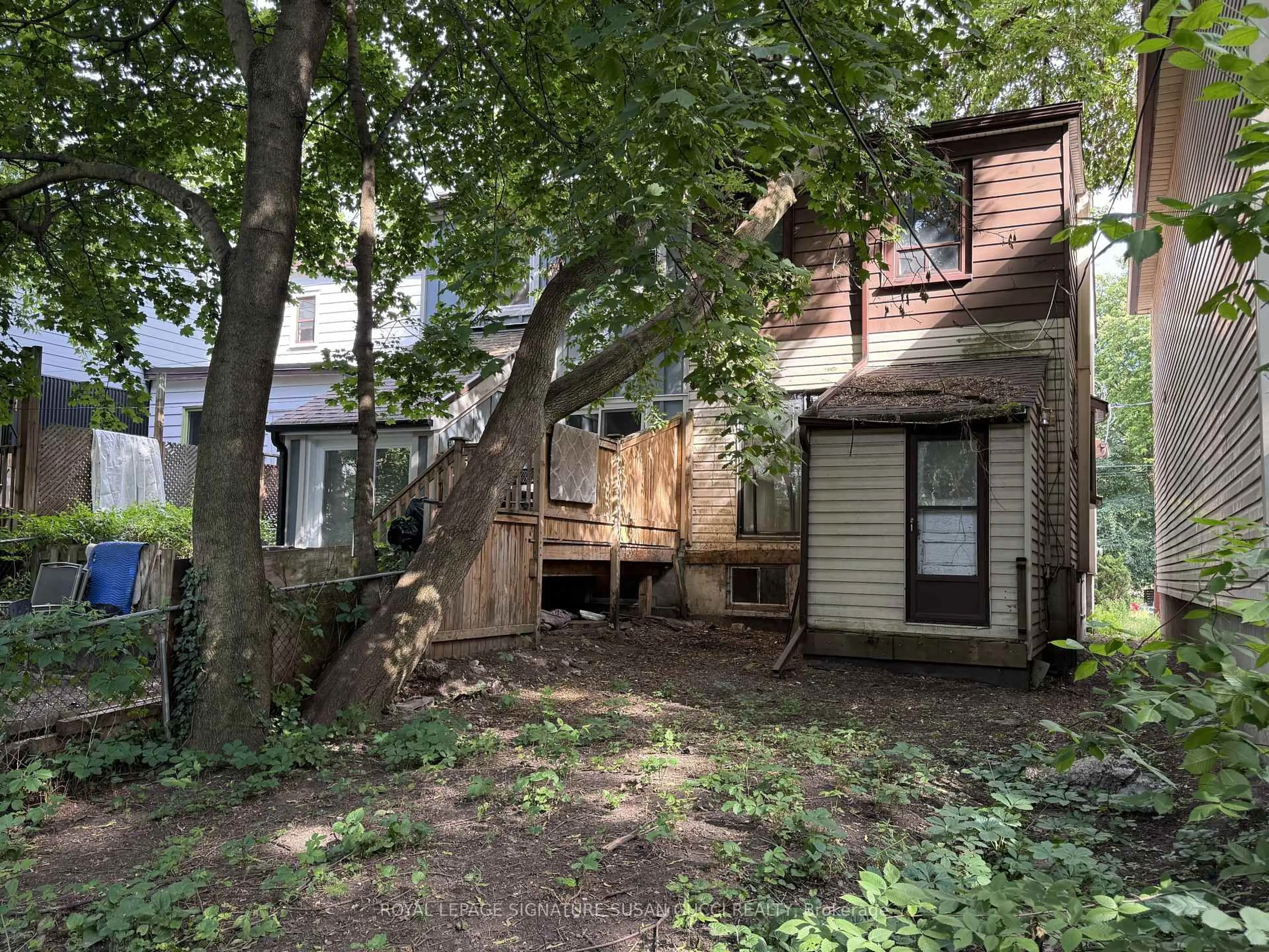A pic from outside/outdoor area/front of a property/back of a property/a pic from drone, street for 18 Aldergrove Ave, Toronto Ontario M4C 1B2