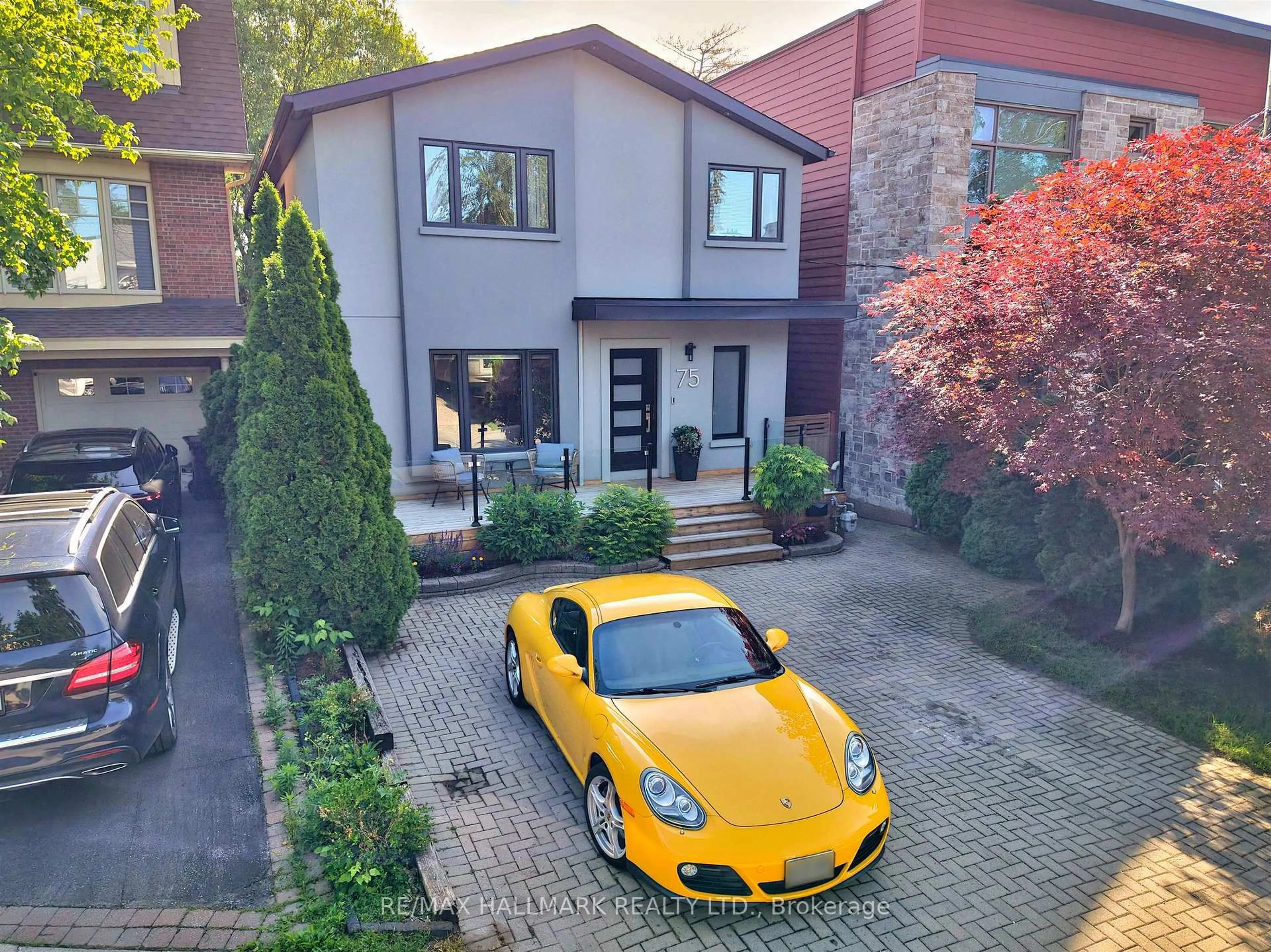 A pic from outside/outdoor area/front of a property/back of a property/a pic from drone, street for 75 Hillside Dr, Toronto Ontario M4K 2M5