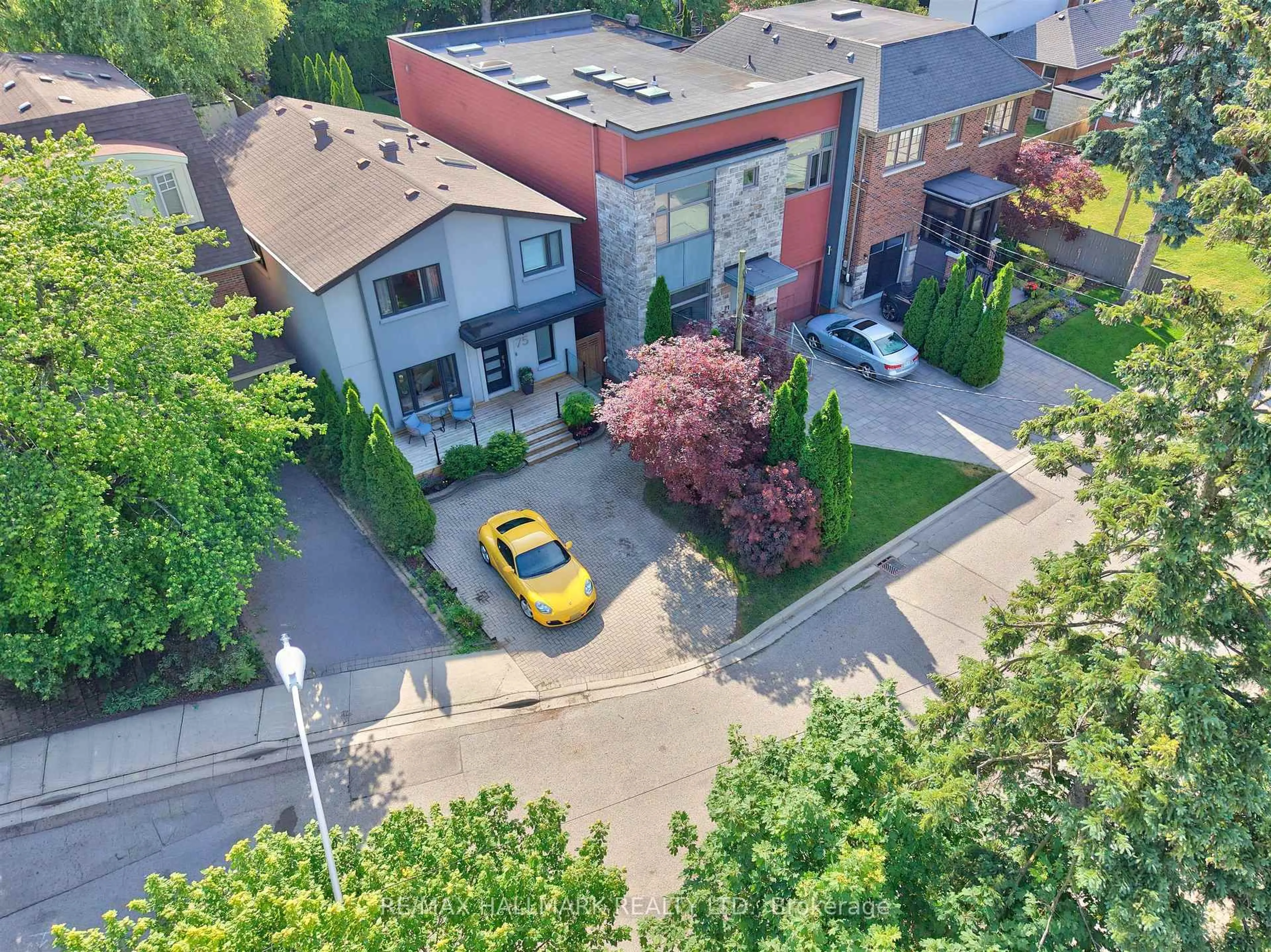 A pic from outside/outdoor area/front of a property/back of a property/a pic from drone, street for 75 Hillside Dr, Toronto Ontario M4K 2M5