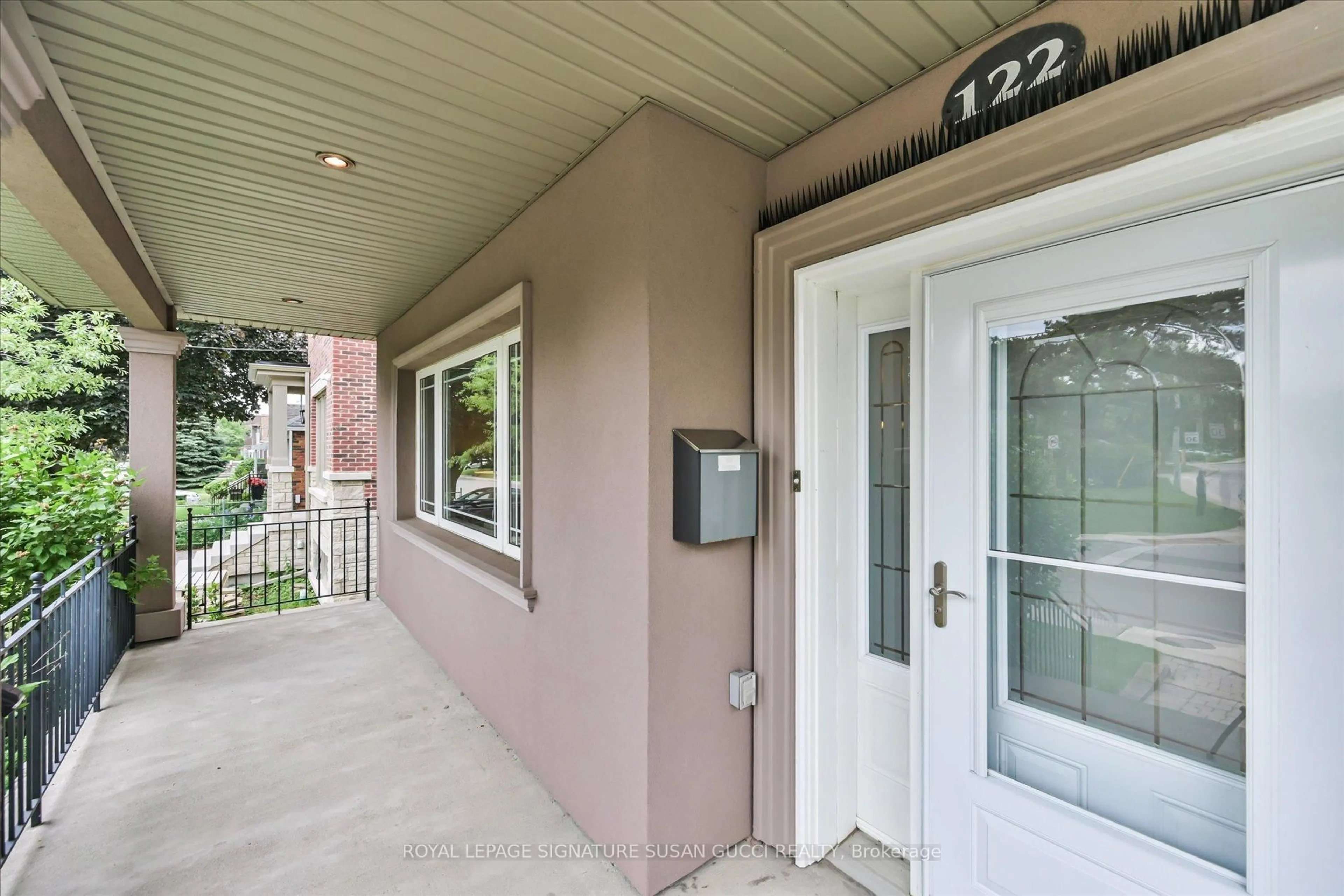 Indoor entryway for 122 Cedarcrest Blvd, Toronto Ontario M4B 2P3