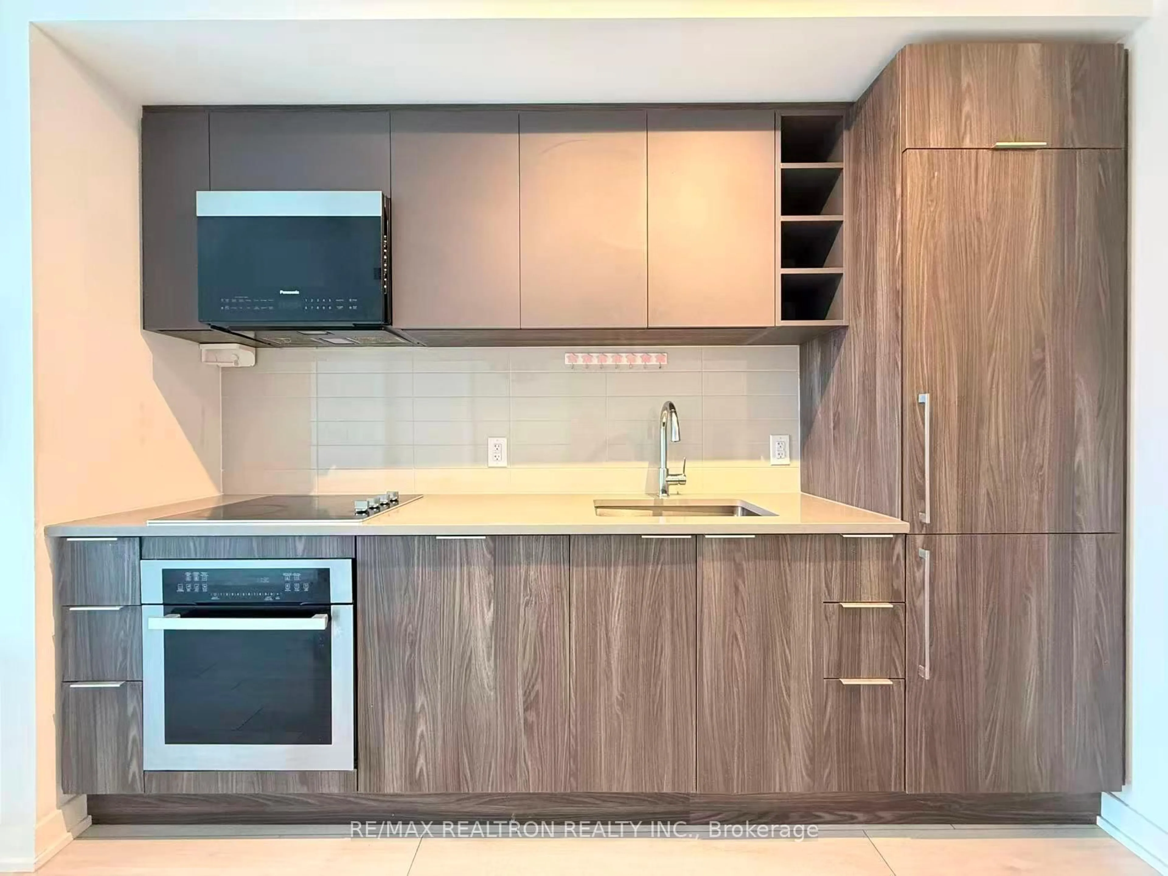 Standard kitchen, wood/laminate floor for 2031 Kennedy Rd #1719, Toronto Ontario M1T 0B8