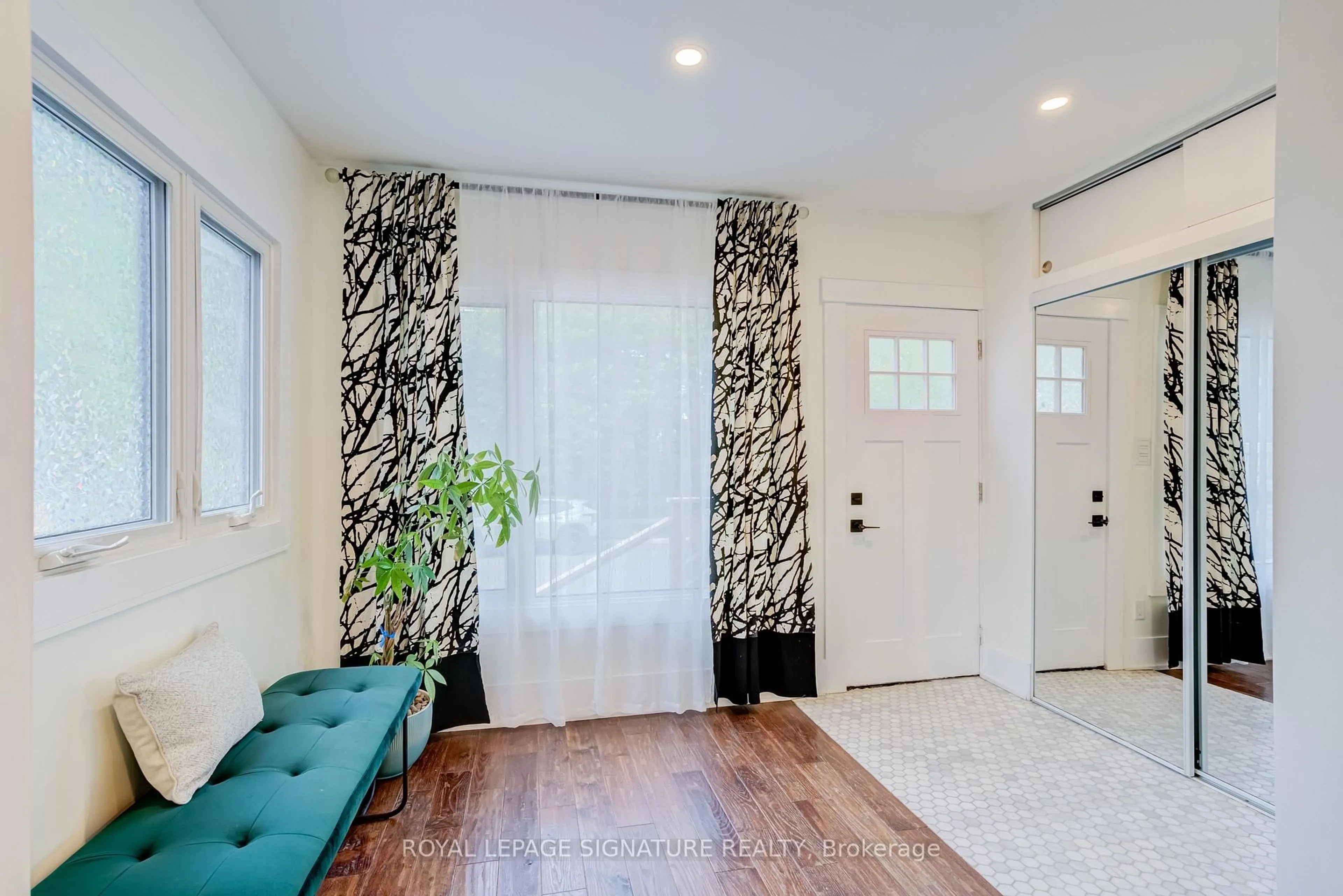 Indoor entryway for 176 Barrington Ave, Toronto Ontario M4C 4Z2