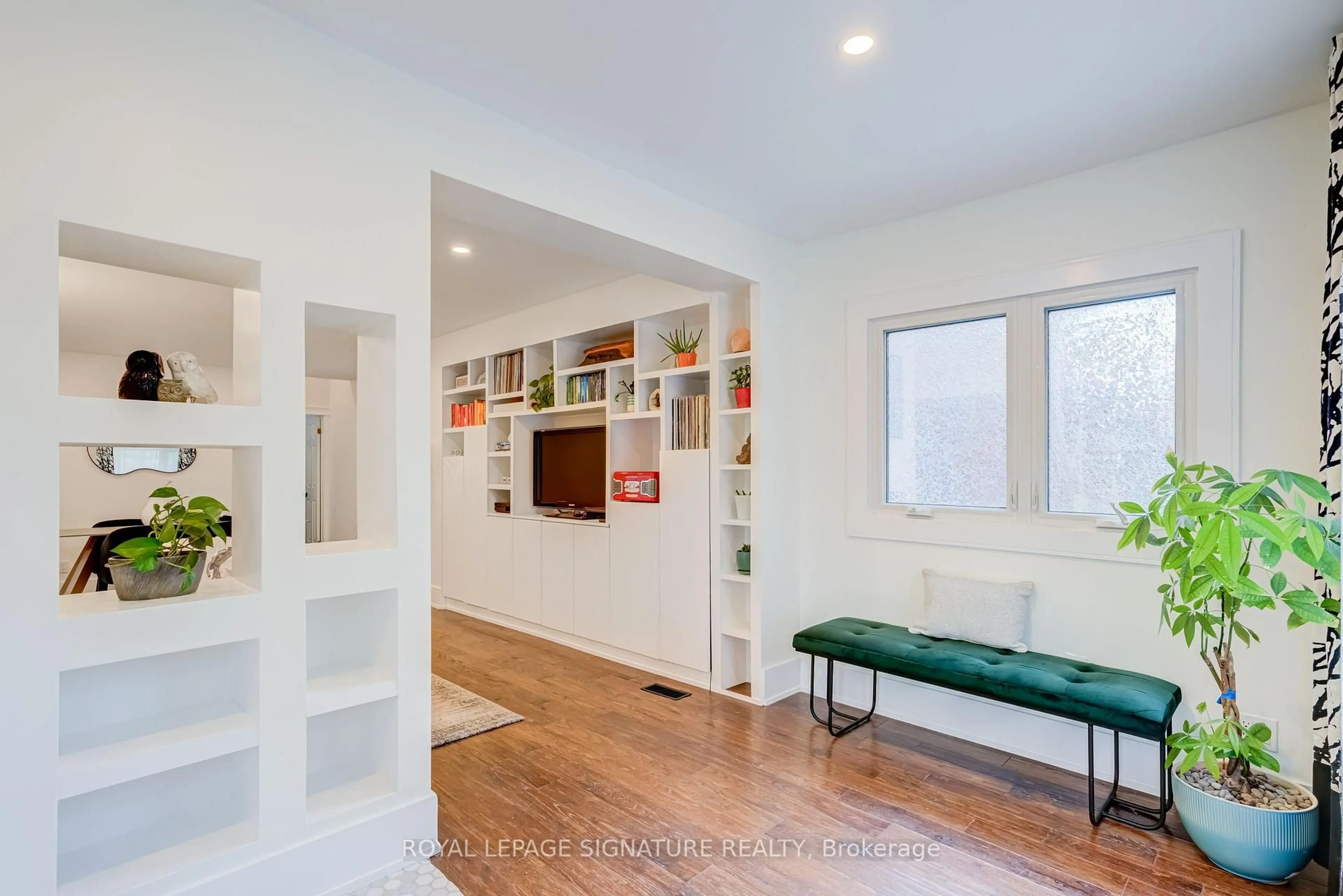 Indoor entryway for 176 Barrington Ave, Toronto Ontario M4C 4Z2