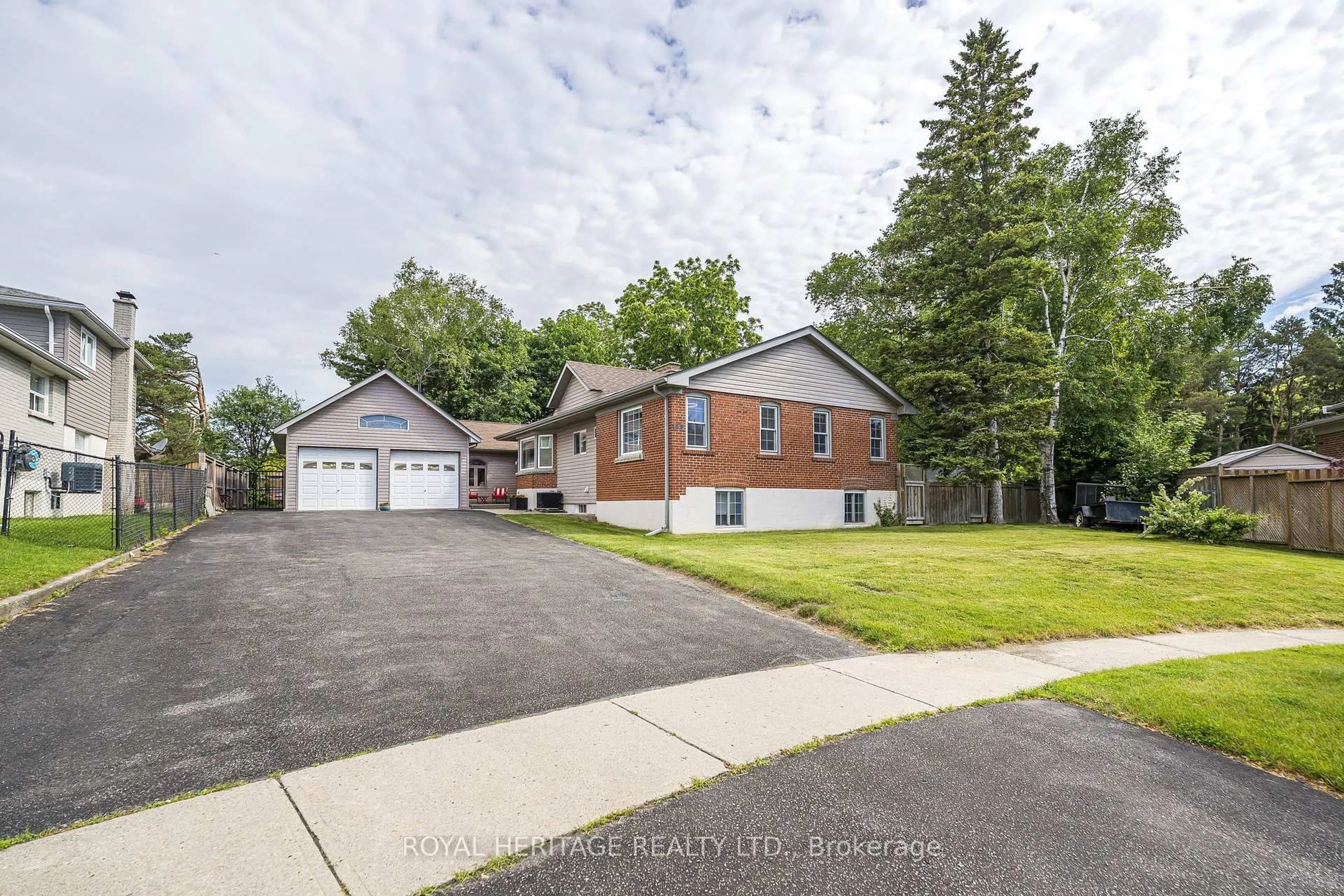 A pic from outside/outdoor area/front of a property/back of a property/a pic from drone, street for 956 Bayshore Crt, Pickering Ontario L1W 2Y3