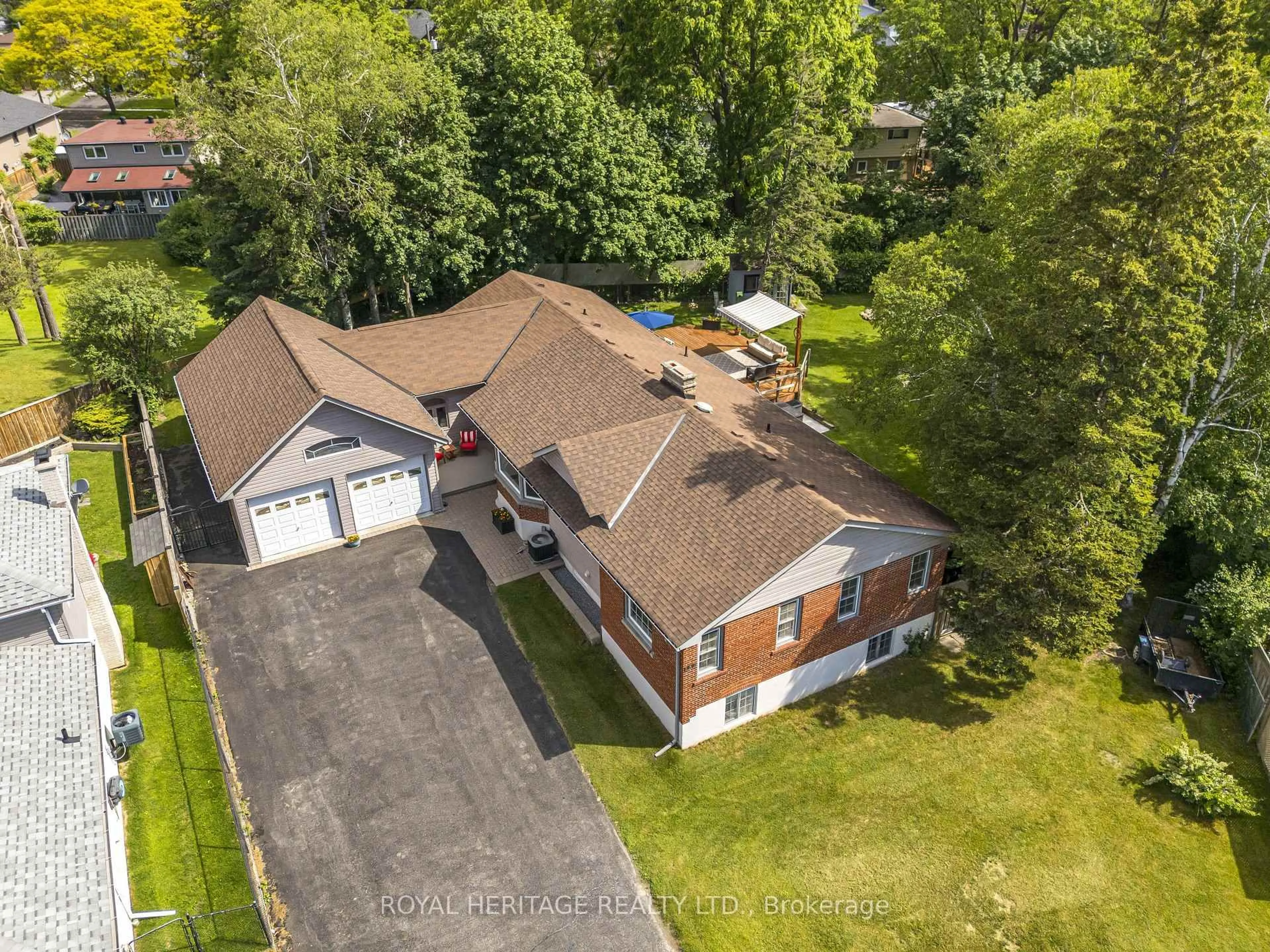 A pic from outside/outdoor area/front of a property/back of a property/a pic from drone, street for 956 Bayshore Crt, Pickering Ontario L1W 2Y3