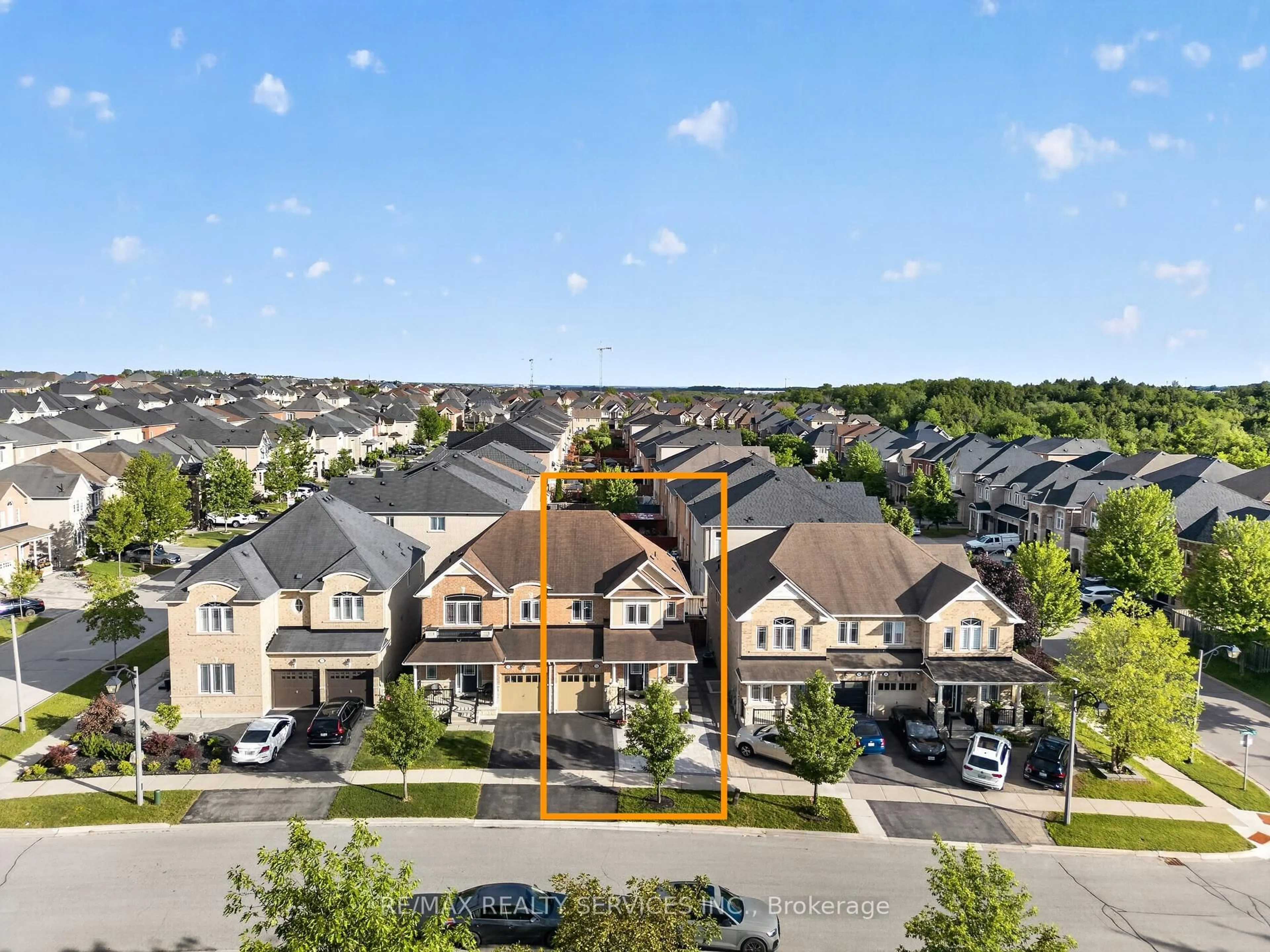 A pic from outside/outdoor area/front of a property/back of a property/a pic from drone, street for 92 Snowling Dr, Ajax Ontario L1Z 0G1