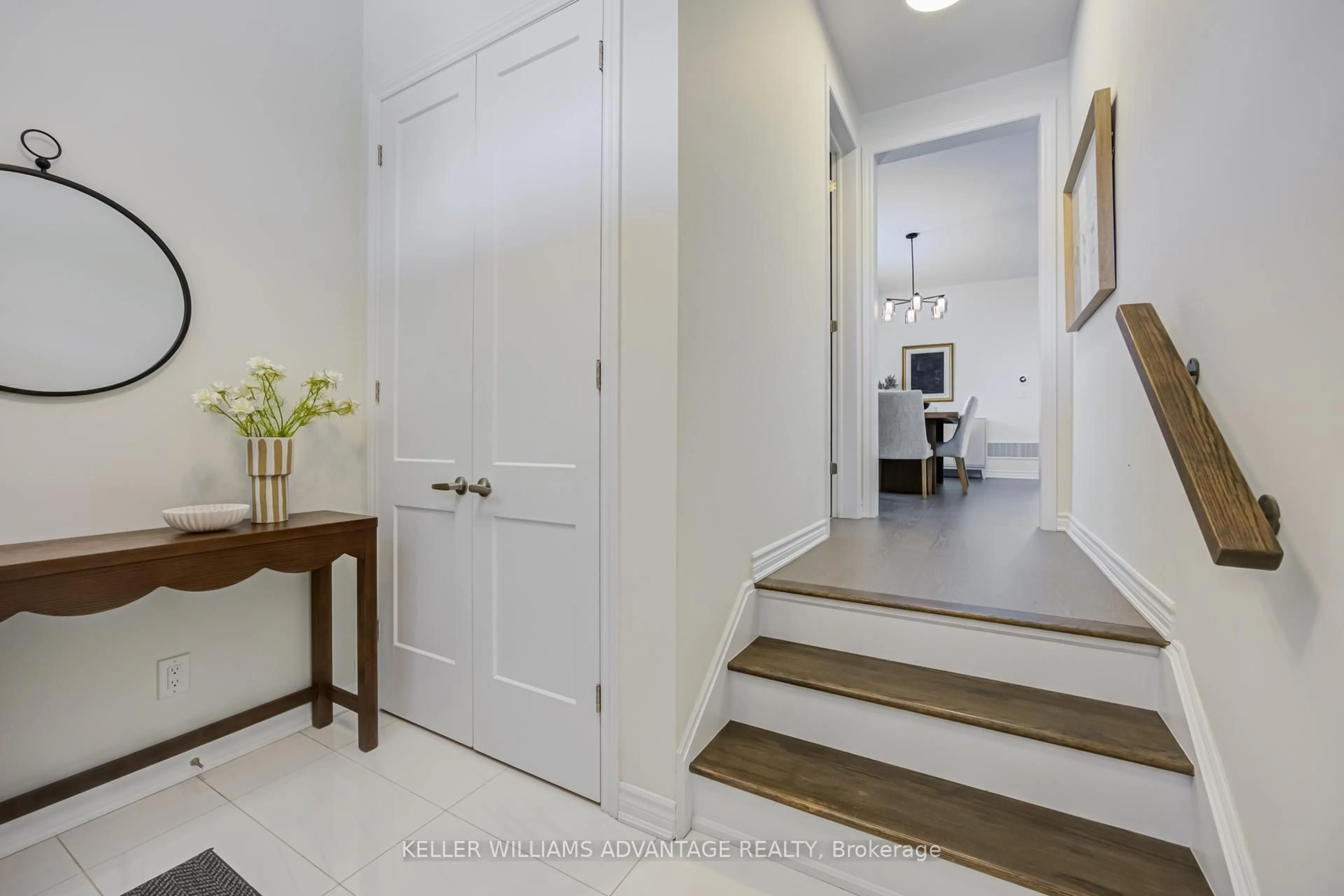 Indoor entryway for 46 Sutcliffe Dr, Whitby Ontario L1R 0R1