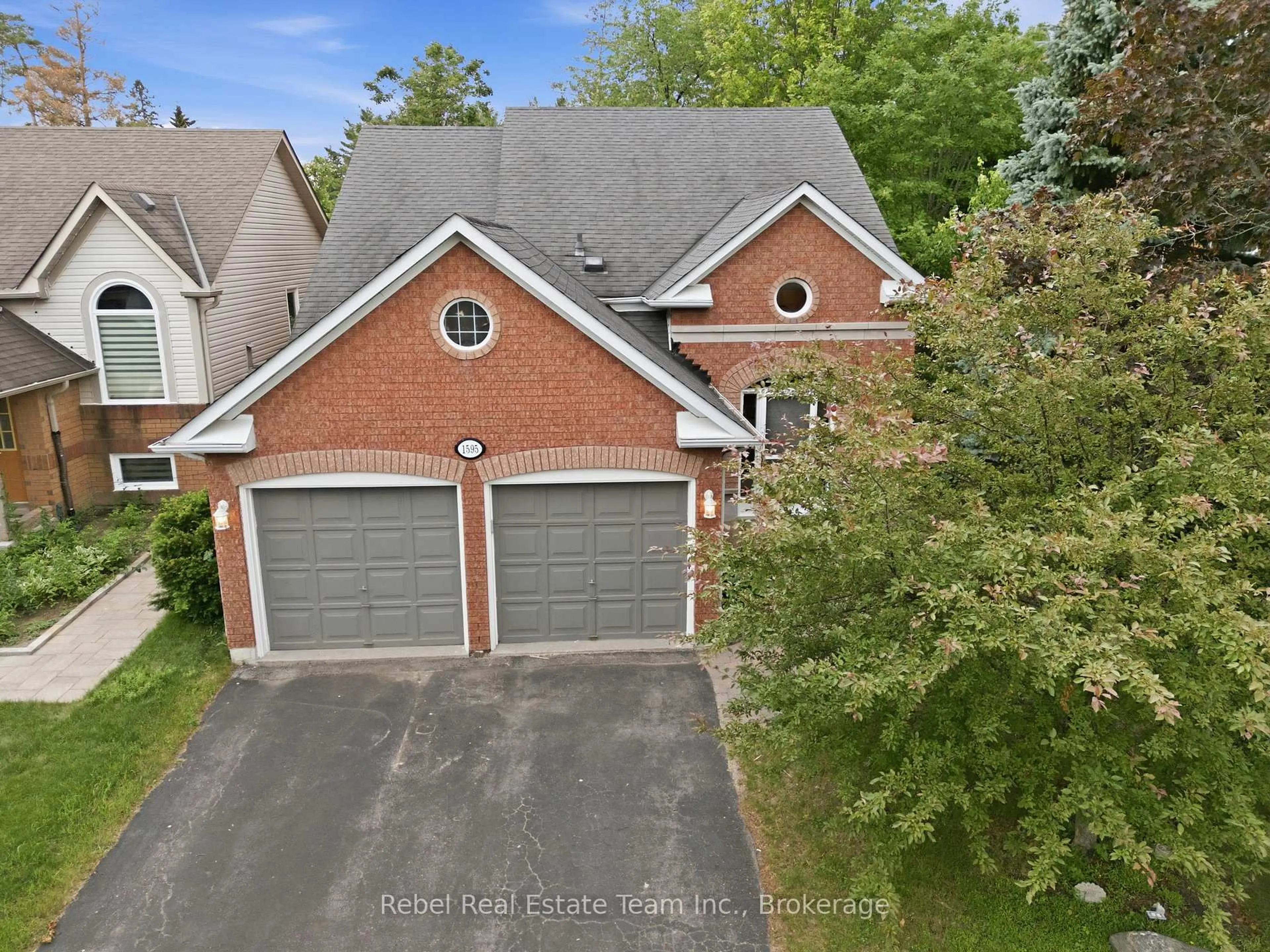 A pic from outside/outdoor area/front of a property/back of a property/a pic from drone, street for 1595 Edenwood Crt, Oshawa Ontario L1G 7Y6