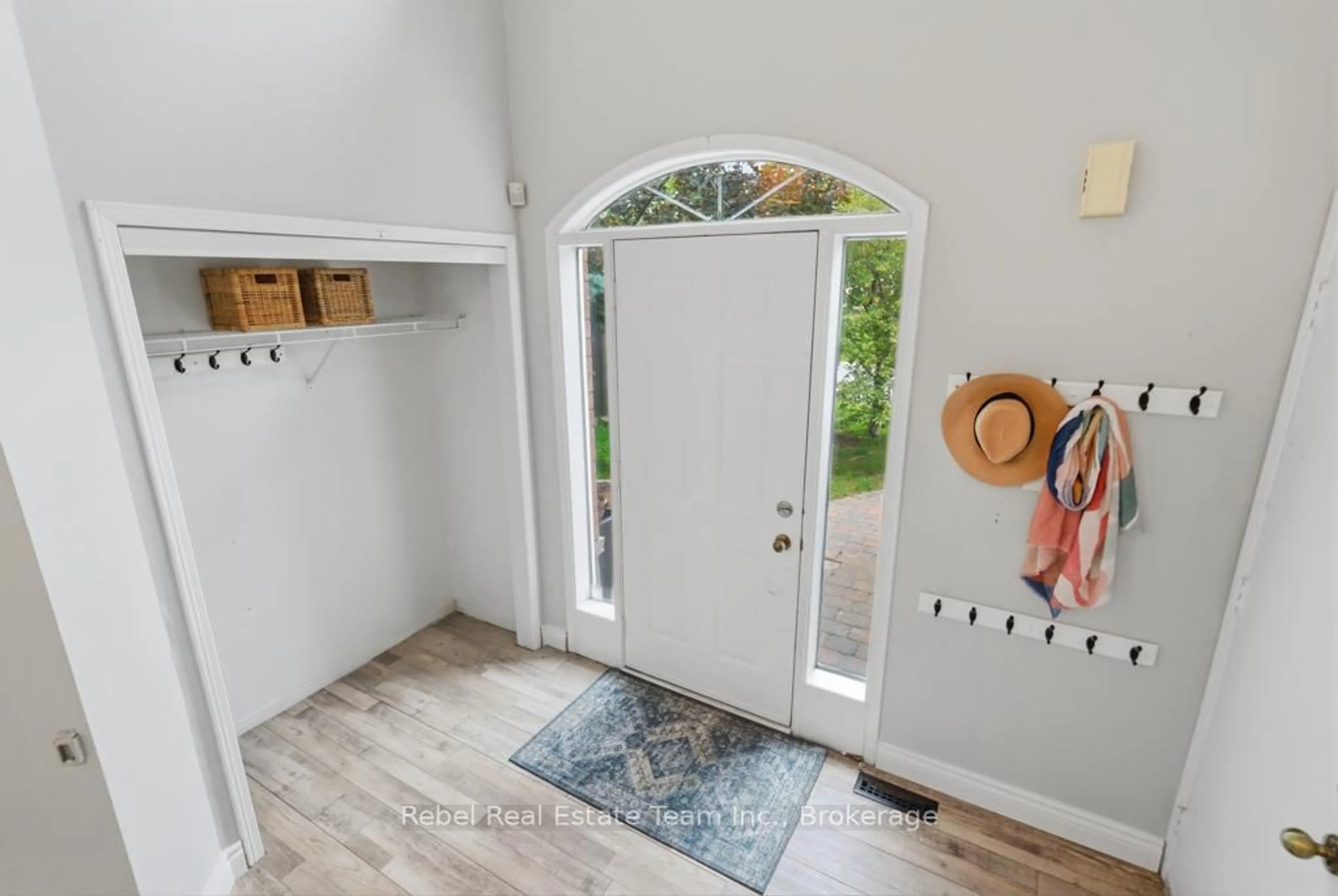 Indoor entryway for 1595 Edenwood Crt, Oshawa Ontario L1G 7Y6