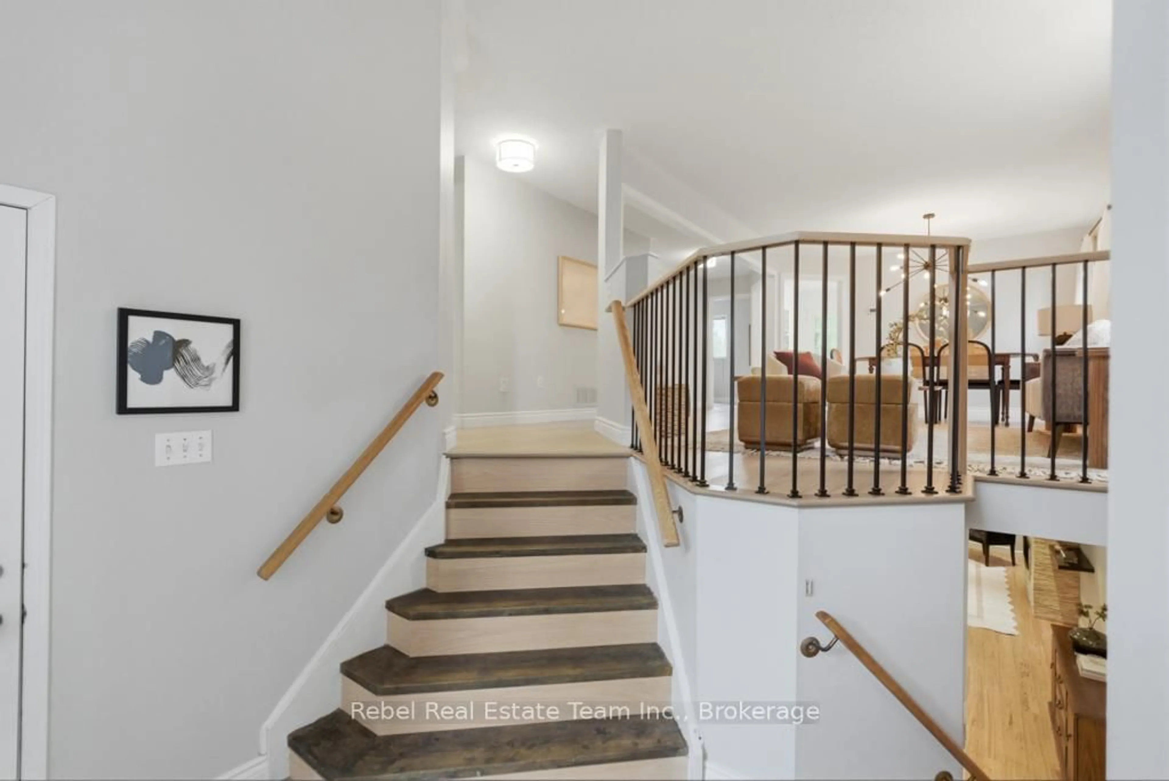 Indoor foyer for 1595 Edenwood Crt, Oshawa Ontario L1G 7Y6