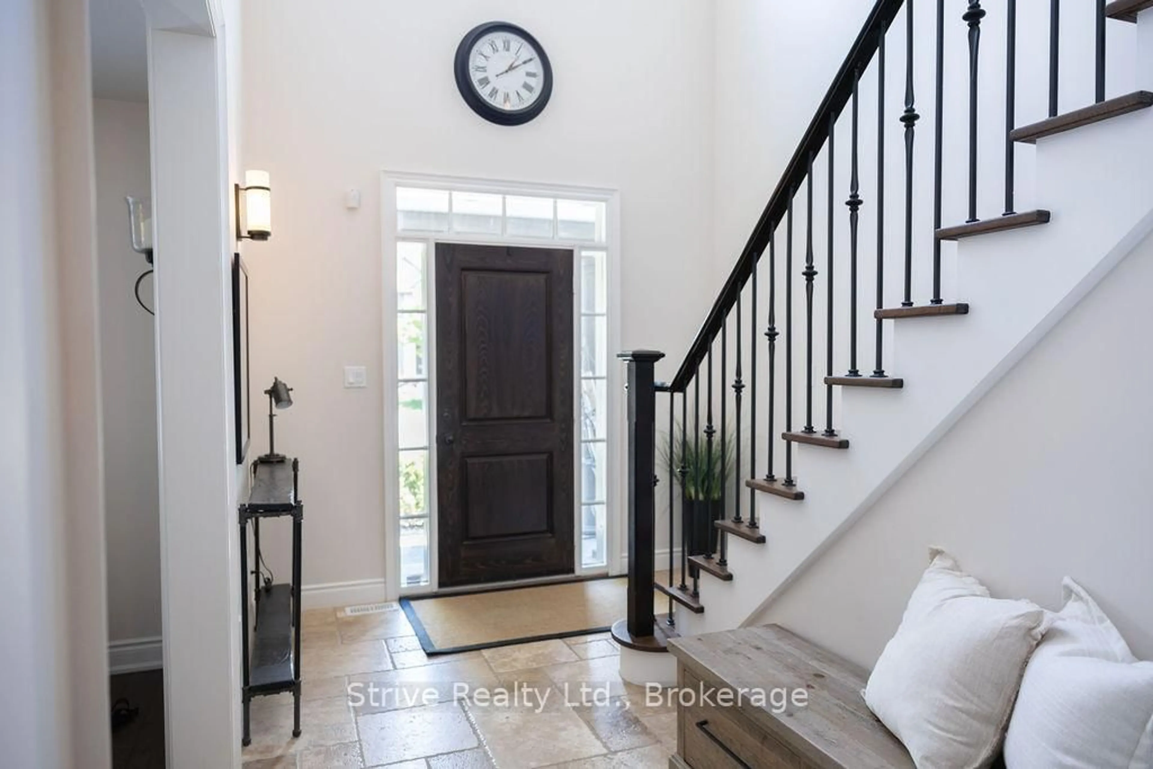 Indoor entryway for 77 Mclellan Crt, Clarington Ontario L1E 1Z9