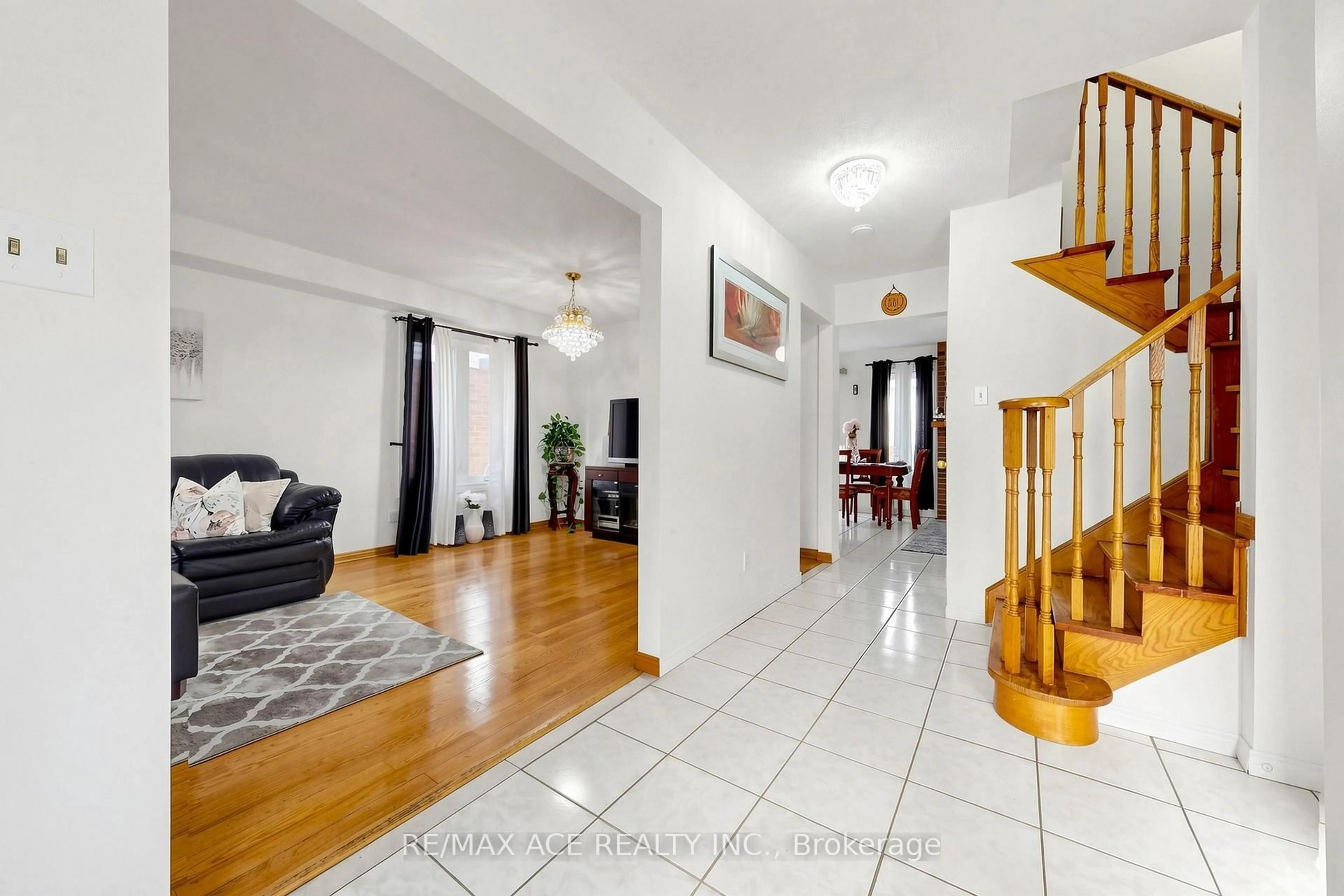 Indoor foyer for 159 Heale Ave, Toronto Ontario M1N 3Y2