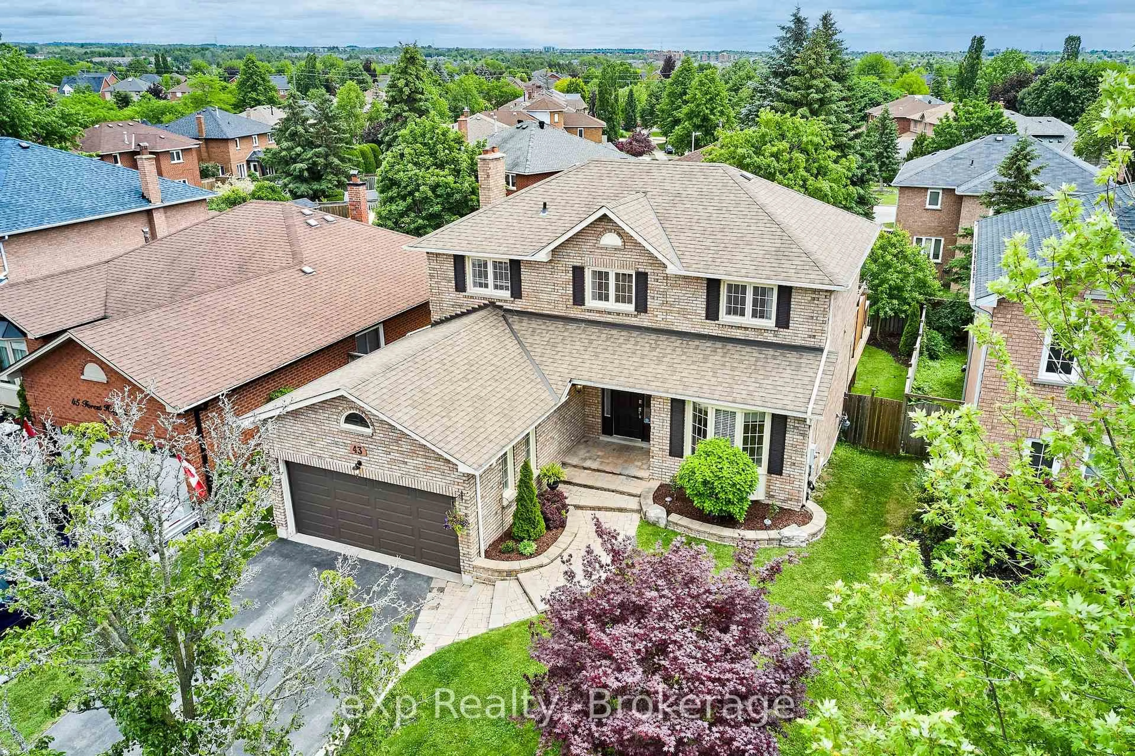 A pic from outside/outdoor area/front of a property/back of a property/a pic from drone, street for 43 Forest Heights St, Whitby Ontario L1R 1T7