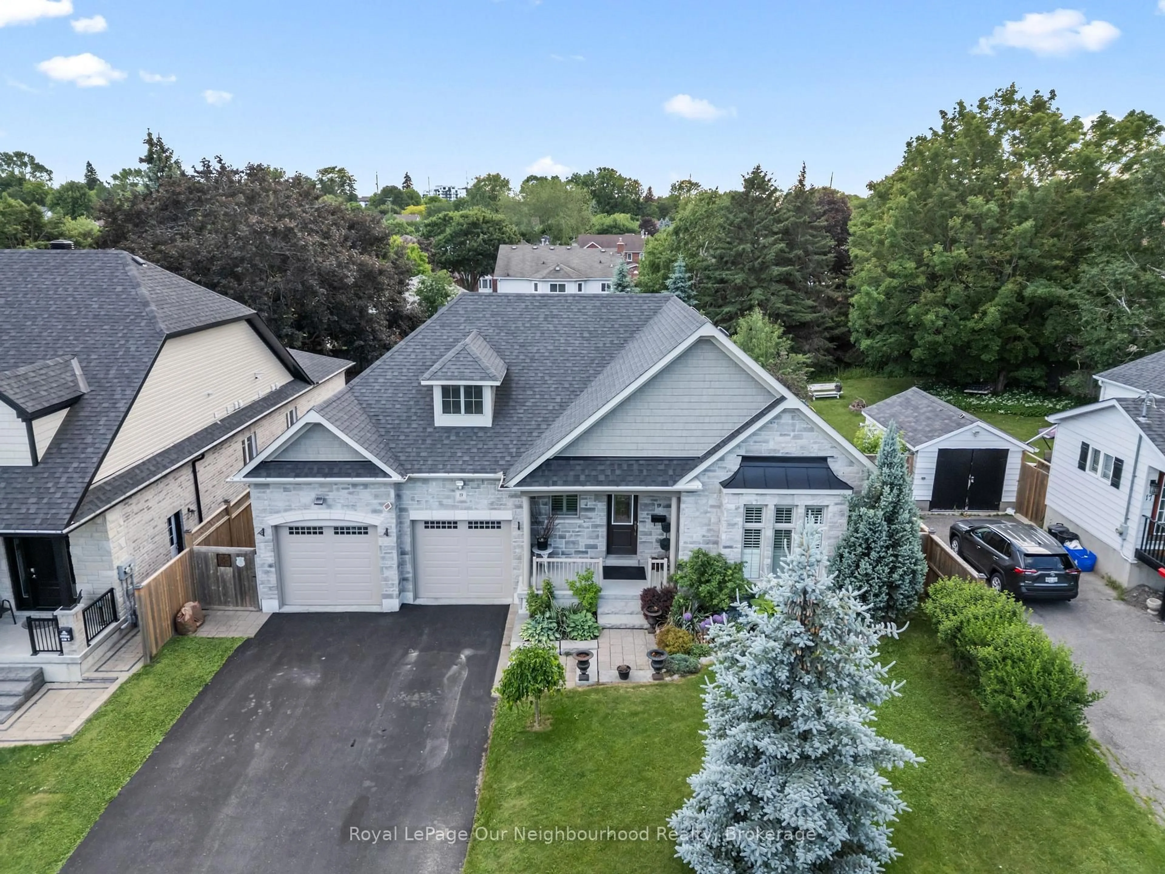 A pic from outside/outdoor area/front of a property/back of a property/a pic from drone, street for 19 Waverley Rd, Clarington Ontario L1C 1K8