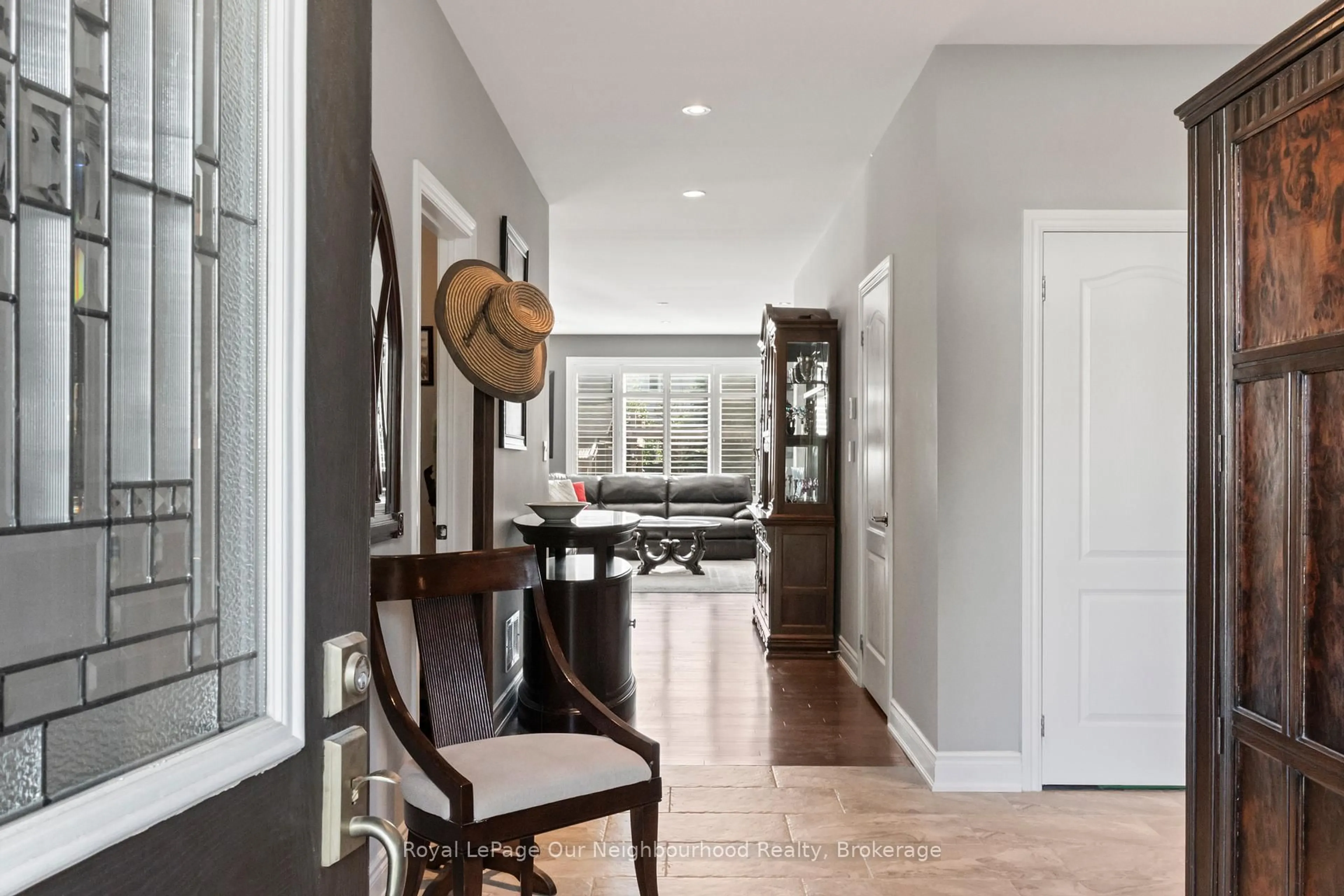 Indoor entryway for 19 Waverley Rd, Clarington Ontario L1C 1K8