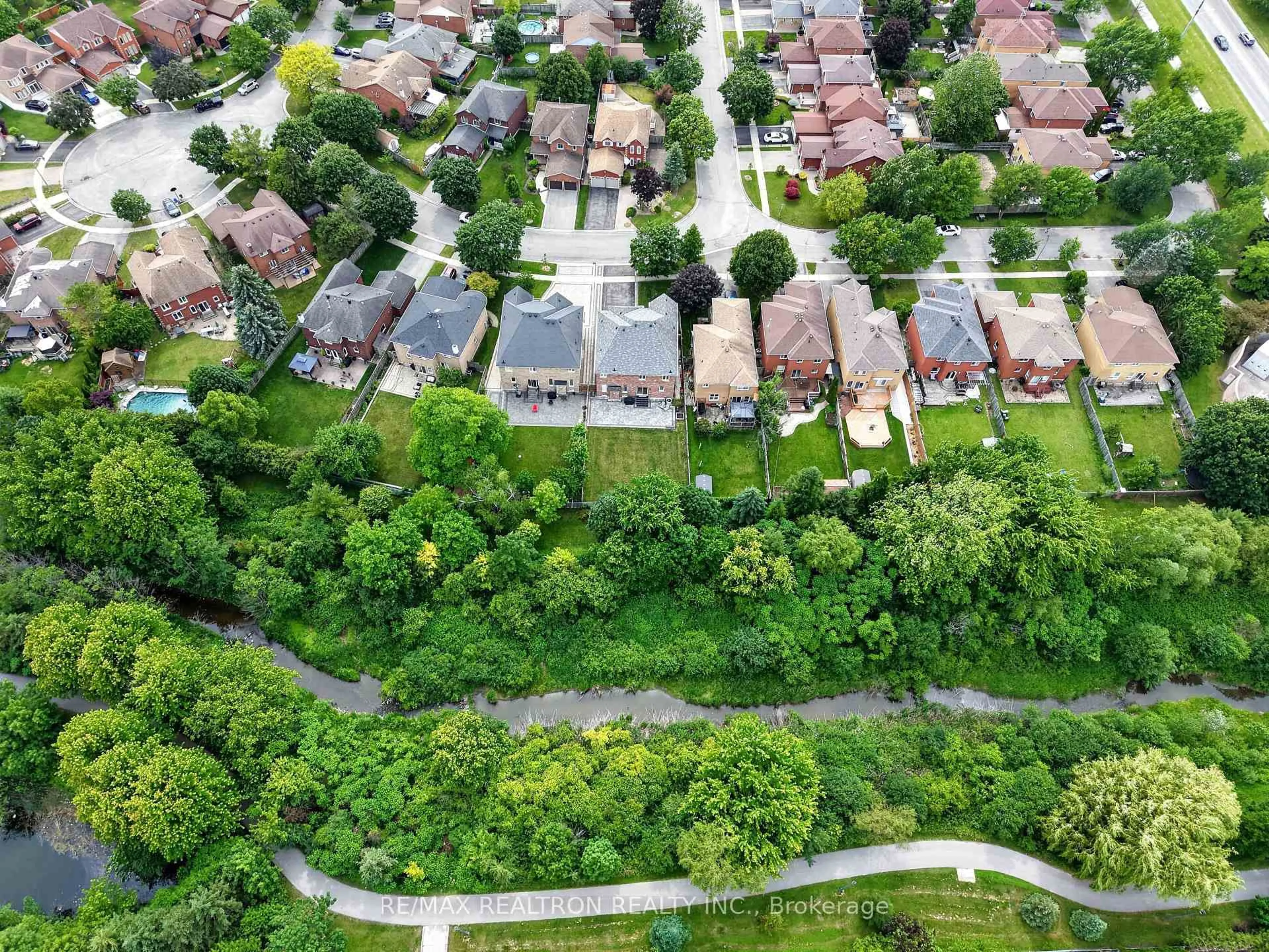 A pic from outside/outdoor area/front of a property/back of a property/a pic from drone, street for 43 Keeble Cres, Ajax Ontario L1T 3R6