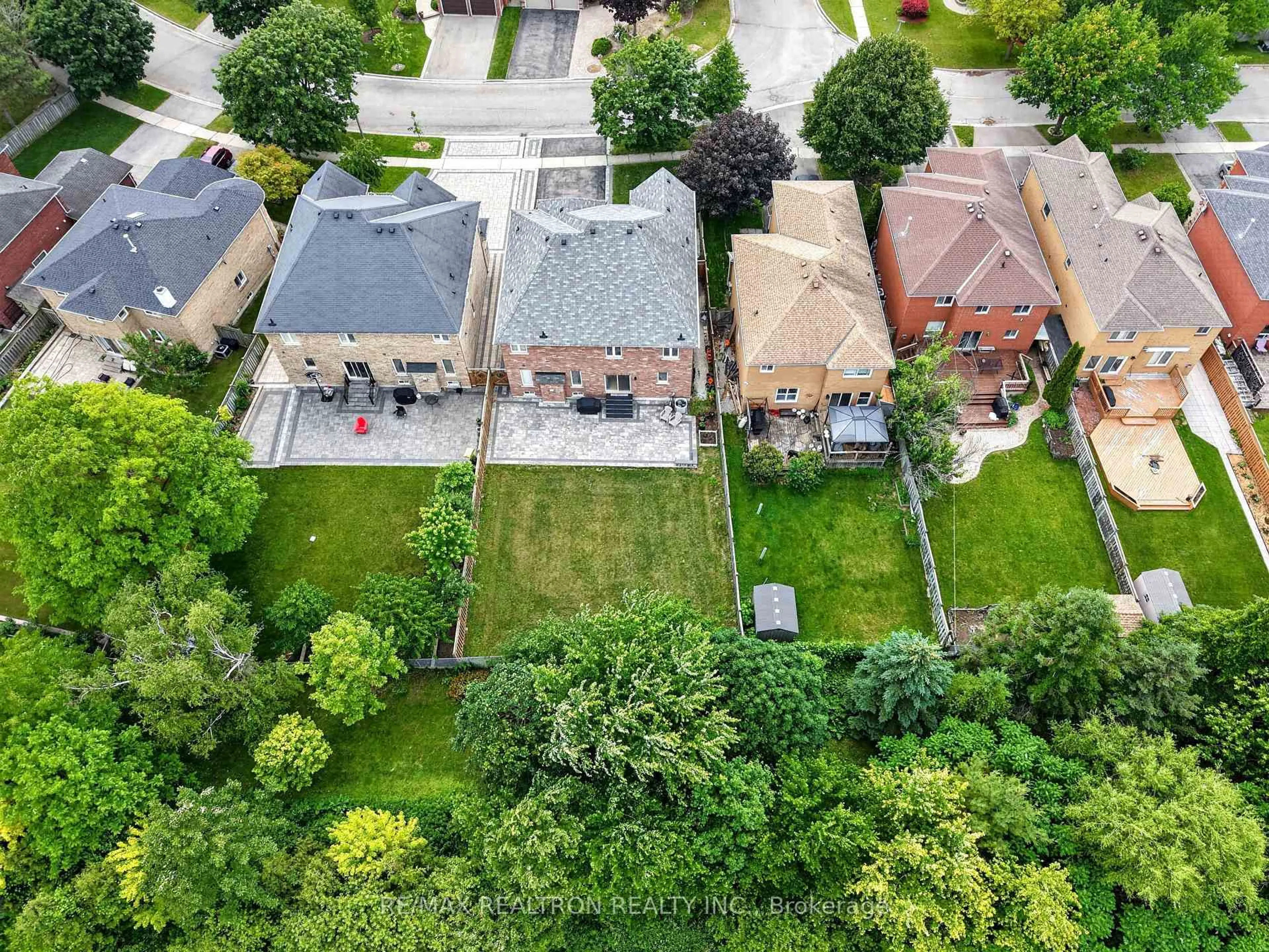A pic from outside/outdoor area/front of a property/back of a property/a pic from drone, street for 43 Keeble Cres, Ajax Ontario L1T 3R6