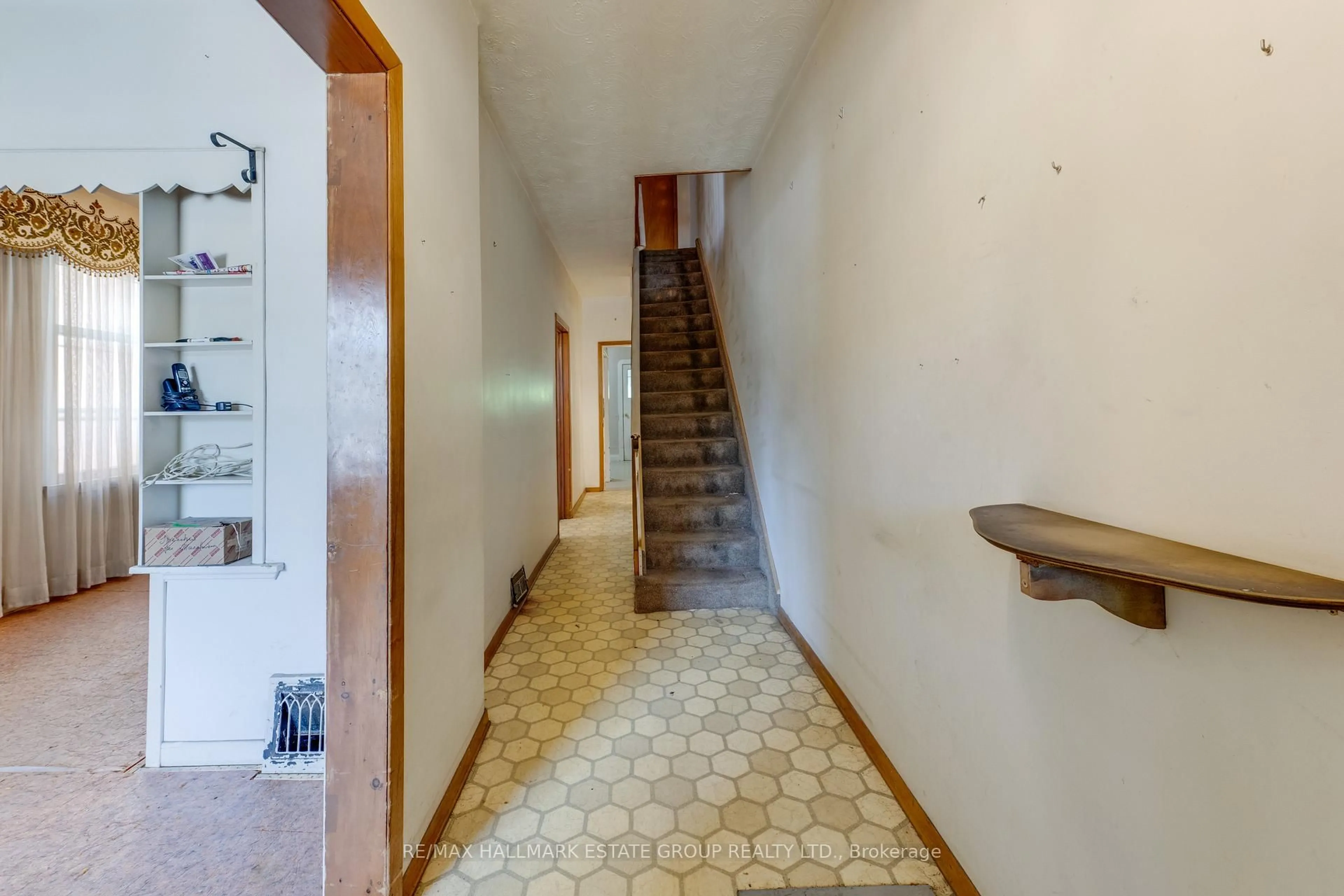 Indoor foyer for 160 Coxwell Ave, Toronto Ontario M4L 3B2