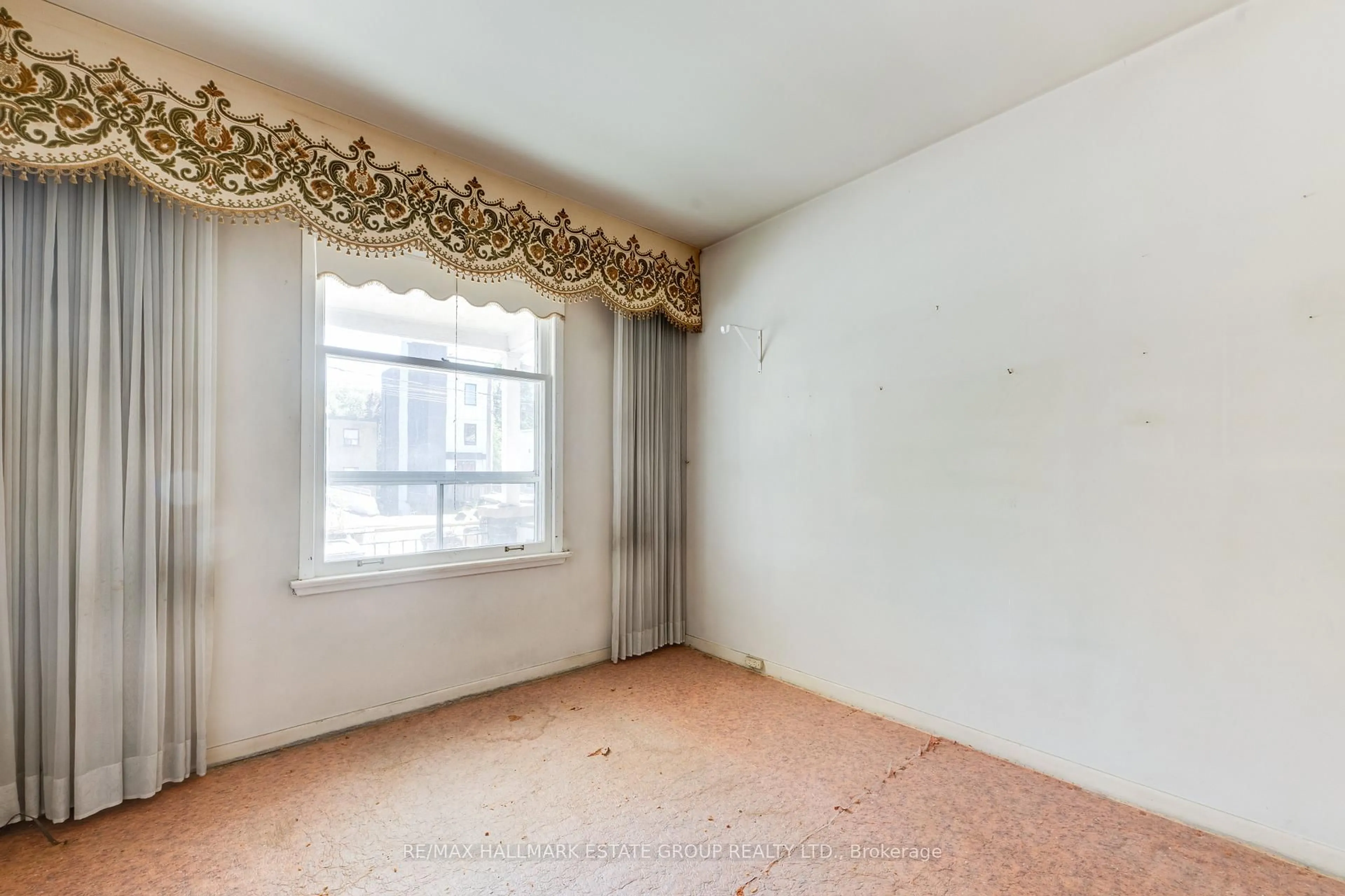 A pic of a room for 160 Coxwell Ave, Toronto Ontario M4L 3B2