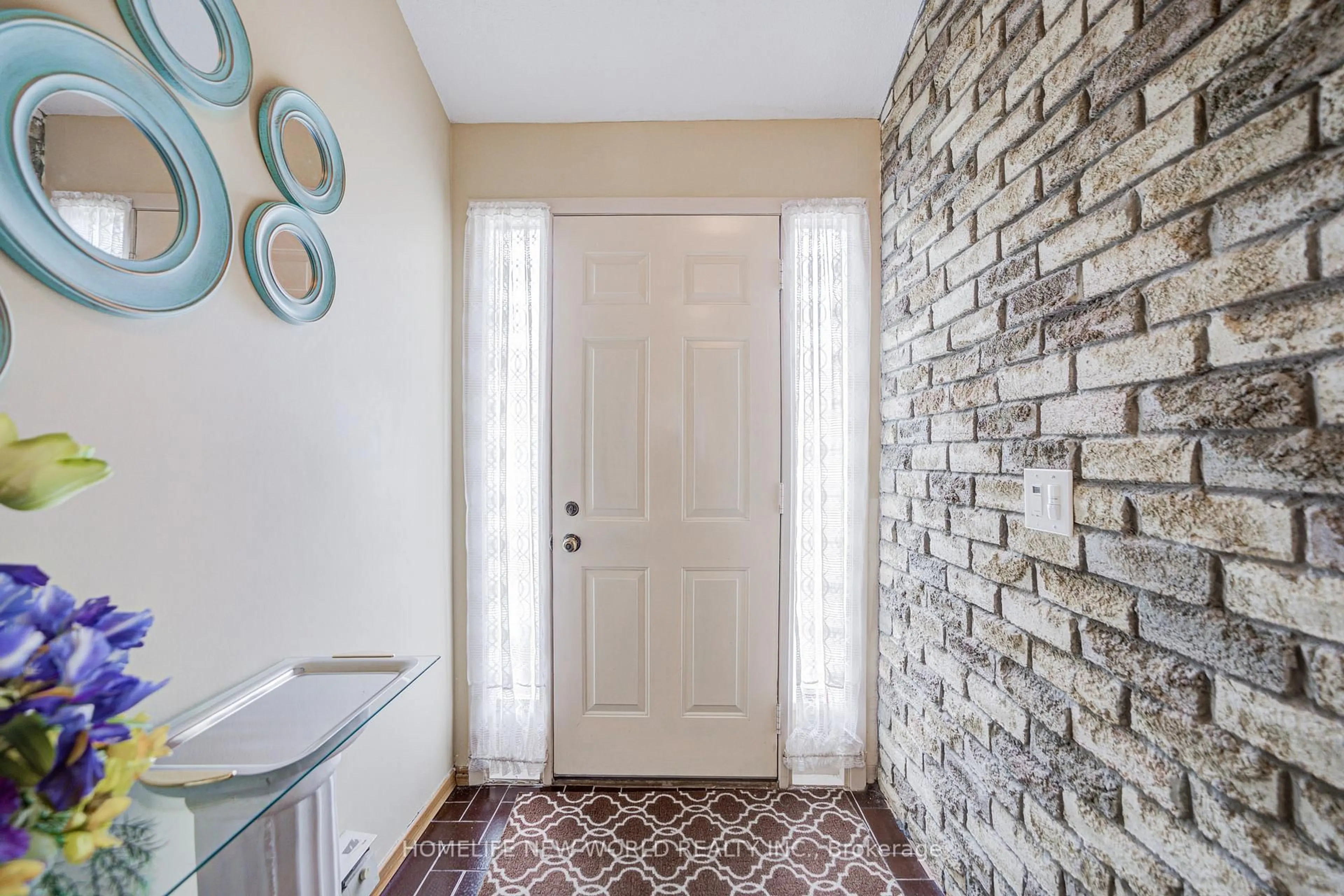 Indoor entryway for 129 Sandyhook Sq, Toronto Ontario M1W 3N5