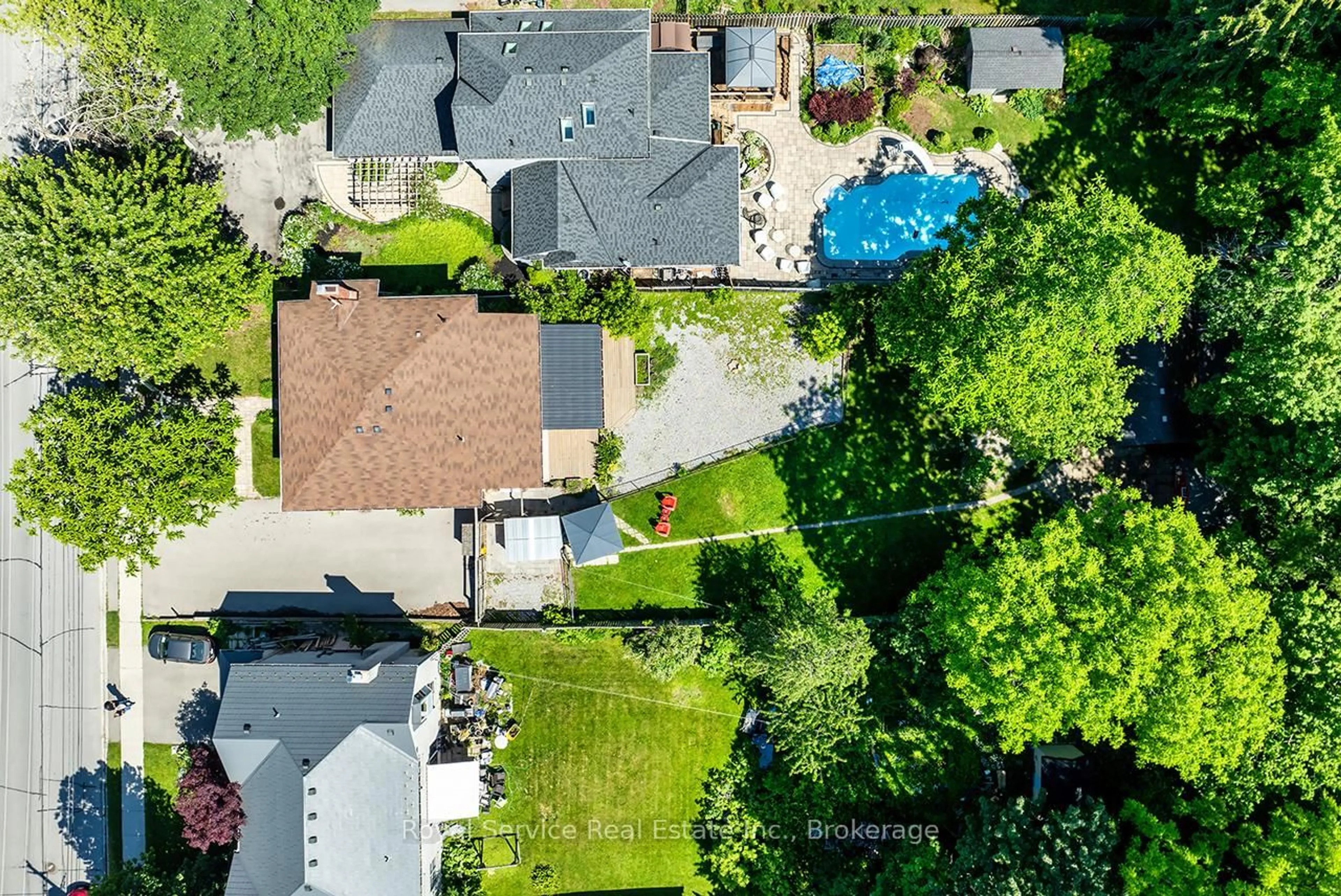 A pic from outside/outdoor area/front of a property/back of a property/a pic from drone, street for 127 Beaver St, Clarington Ontario L1B 1C4