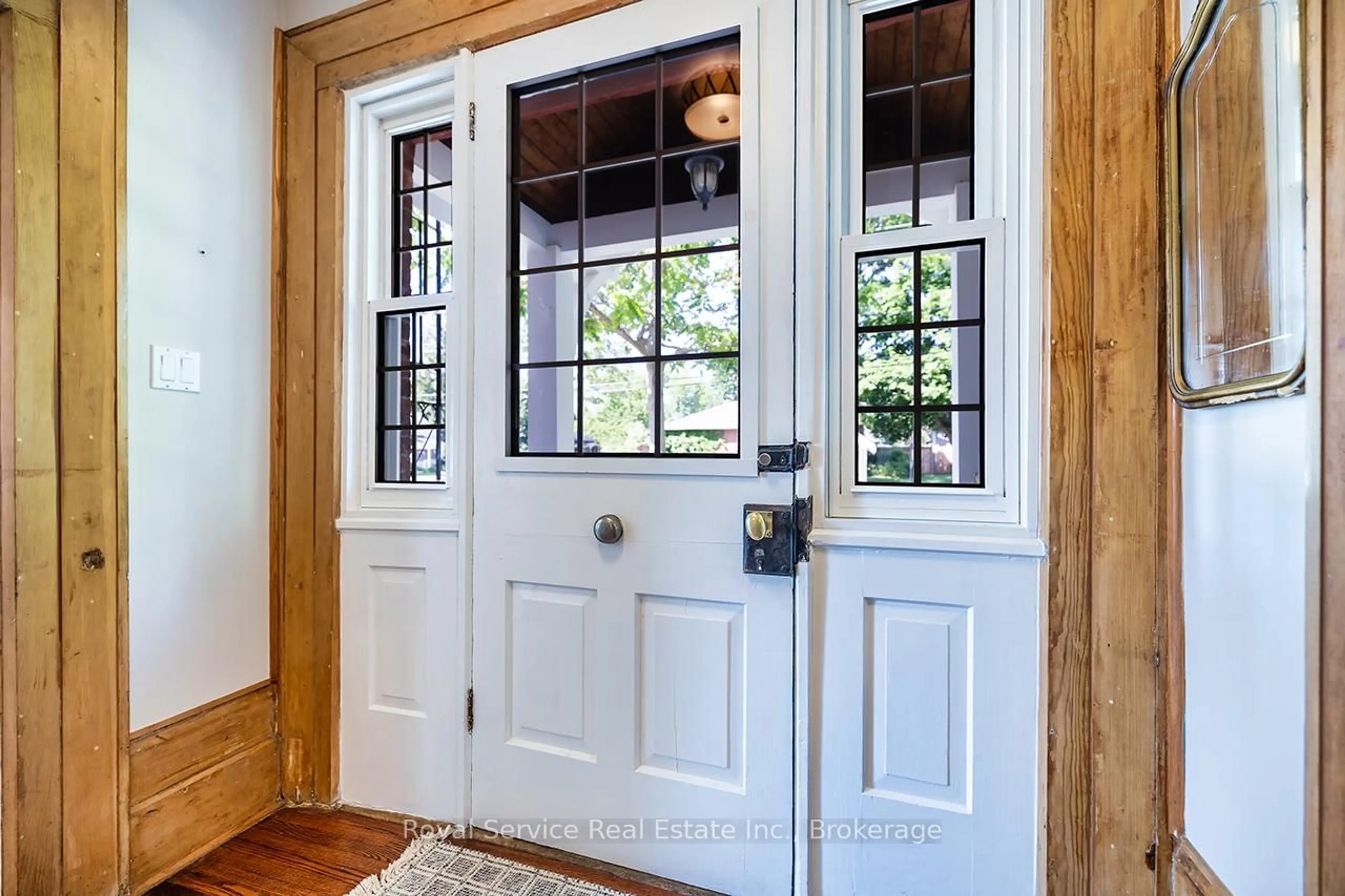 Indoor entryway for 127 Beaver St, Clarington Ontario L1B 1C4